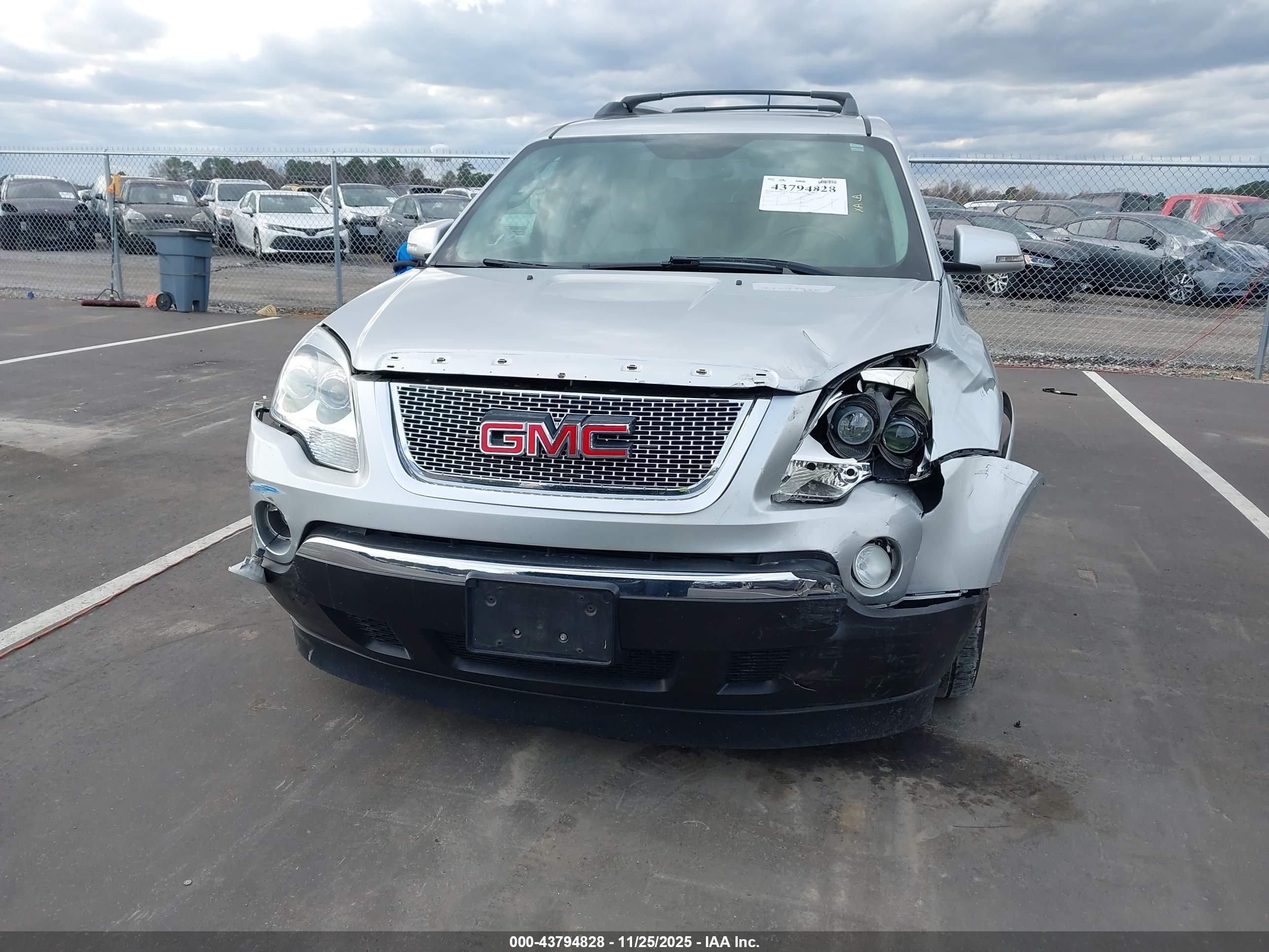 GMC ACADIA image 6
