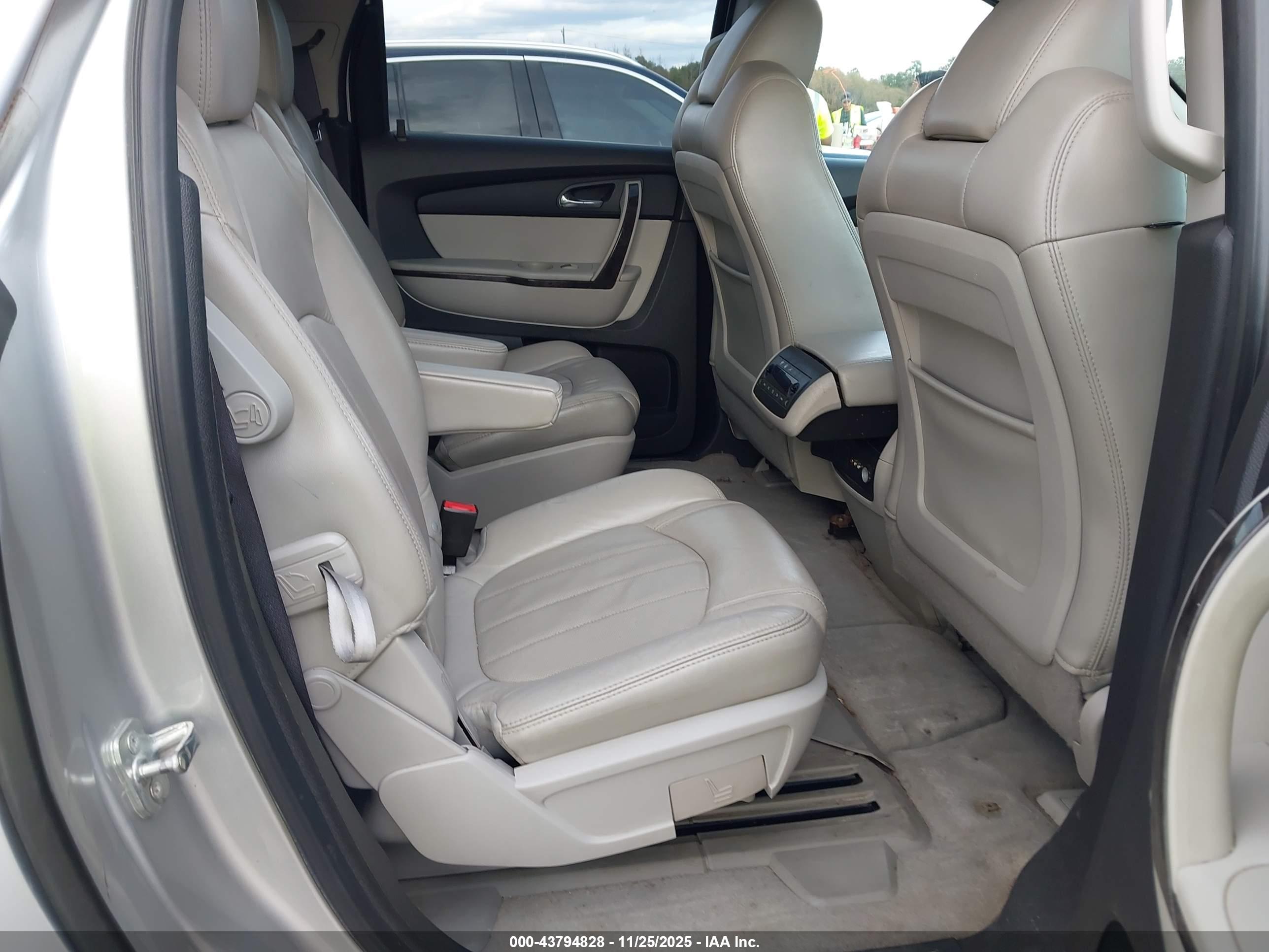 GMC ACADIA image 8