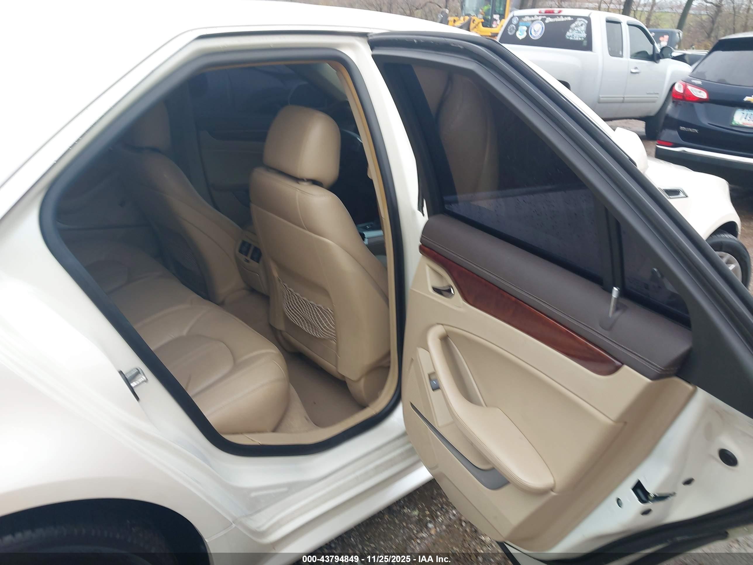 CADILLAC CTS image 8
