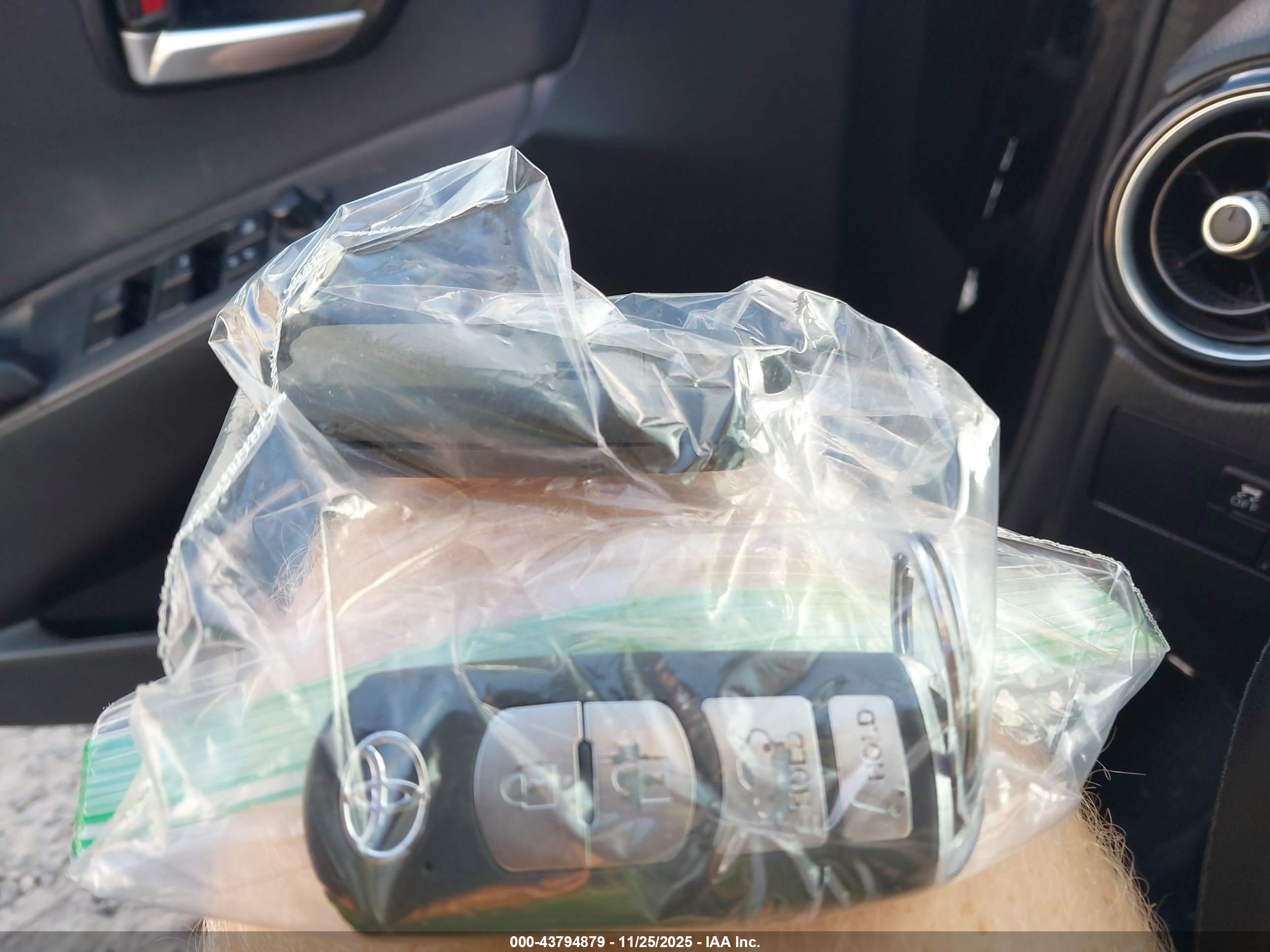 TOYOTA YARIS image 11