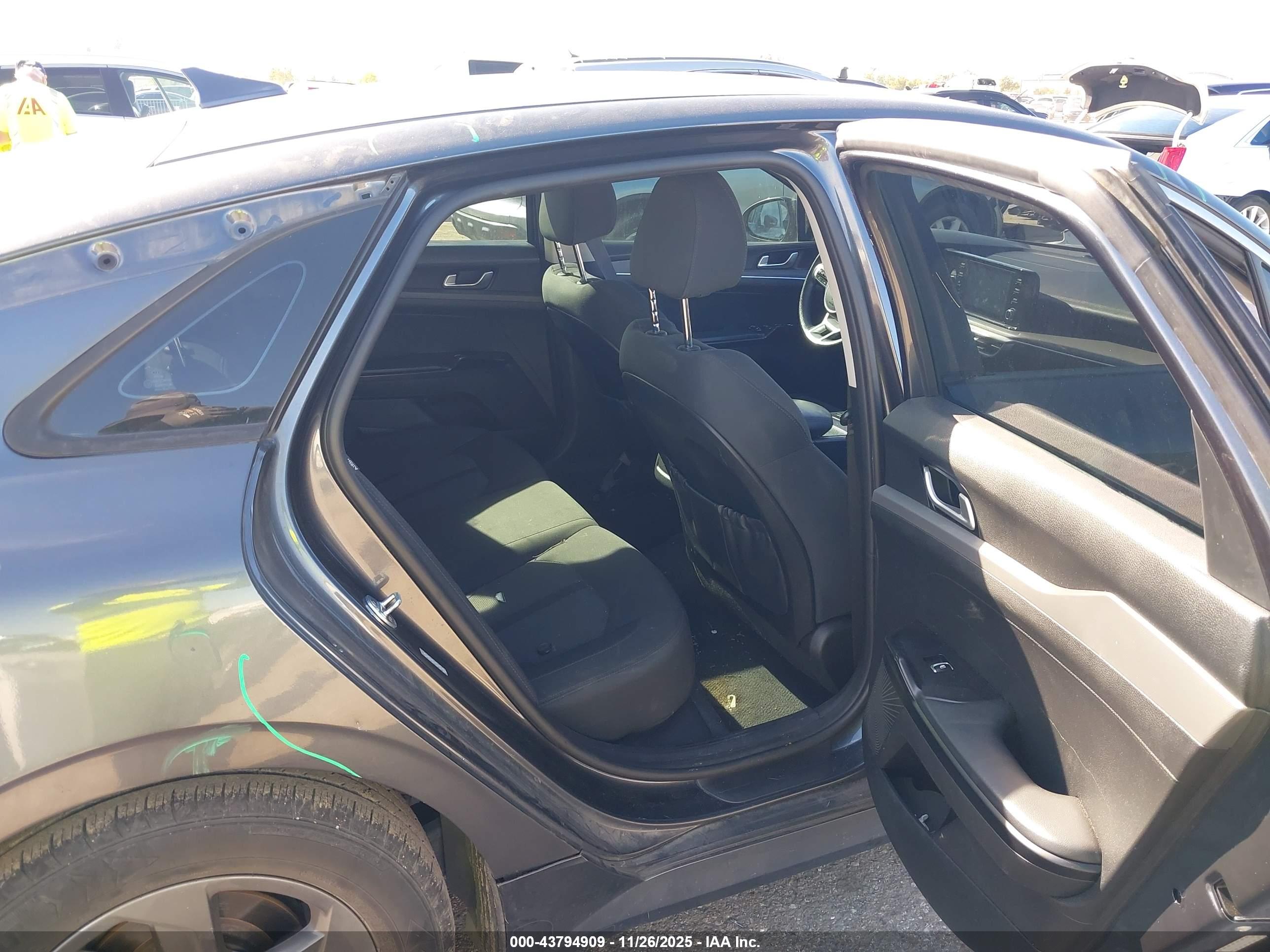 KIA K5 image 8