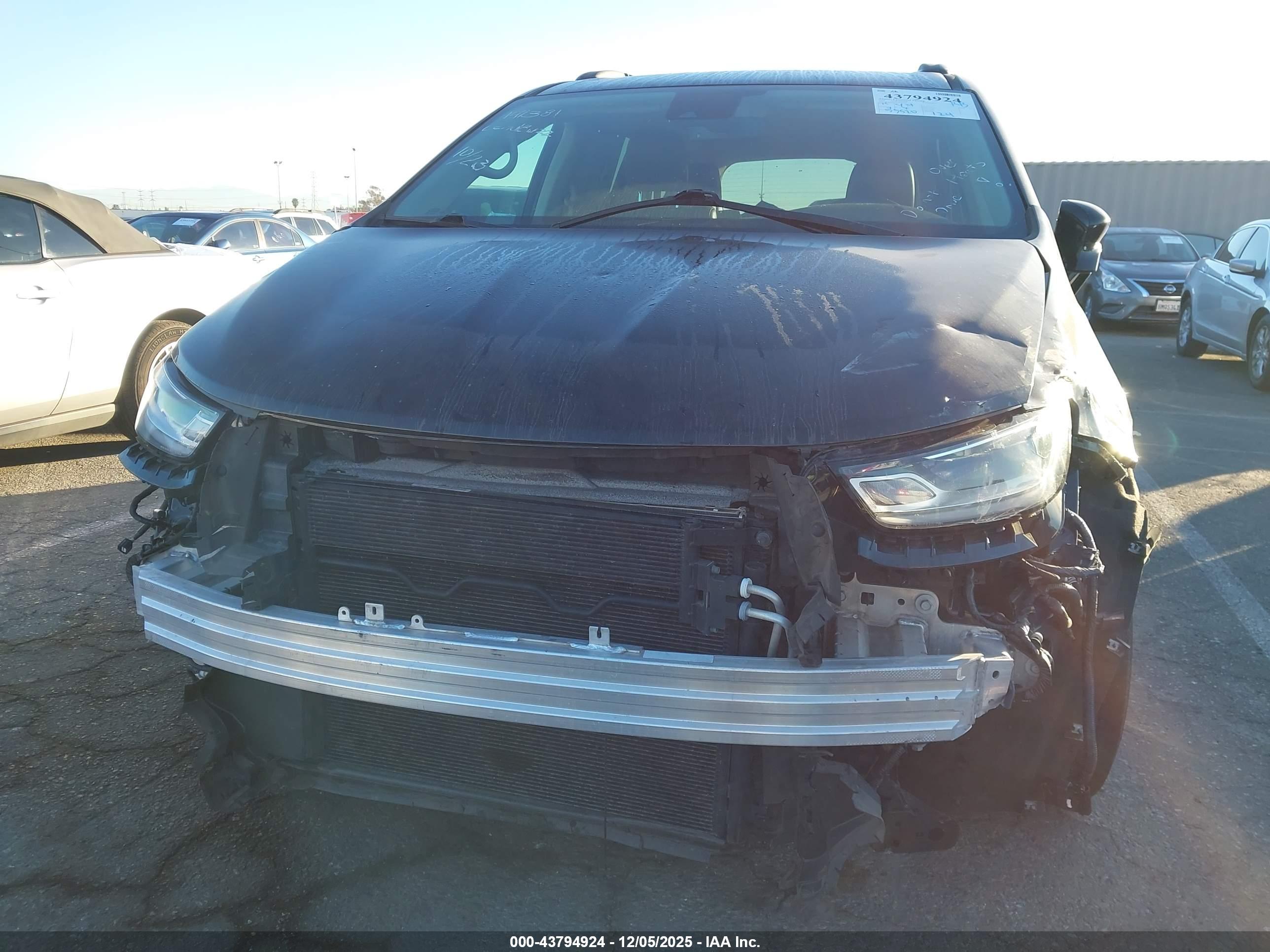 CHRYSLER PACIFICA image 6