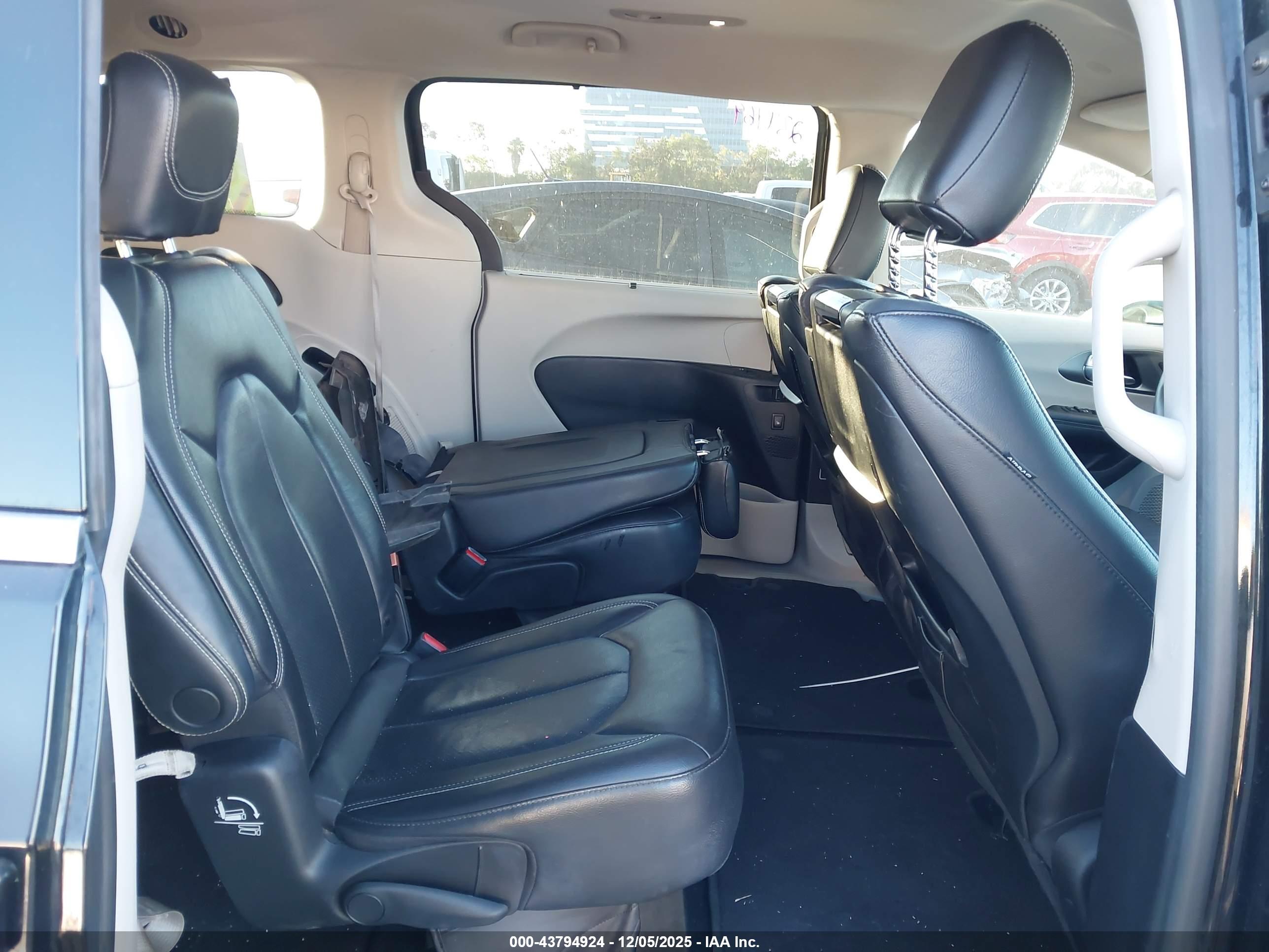 CHRYSLER PACIFICA image 8