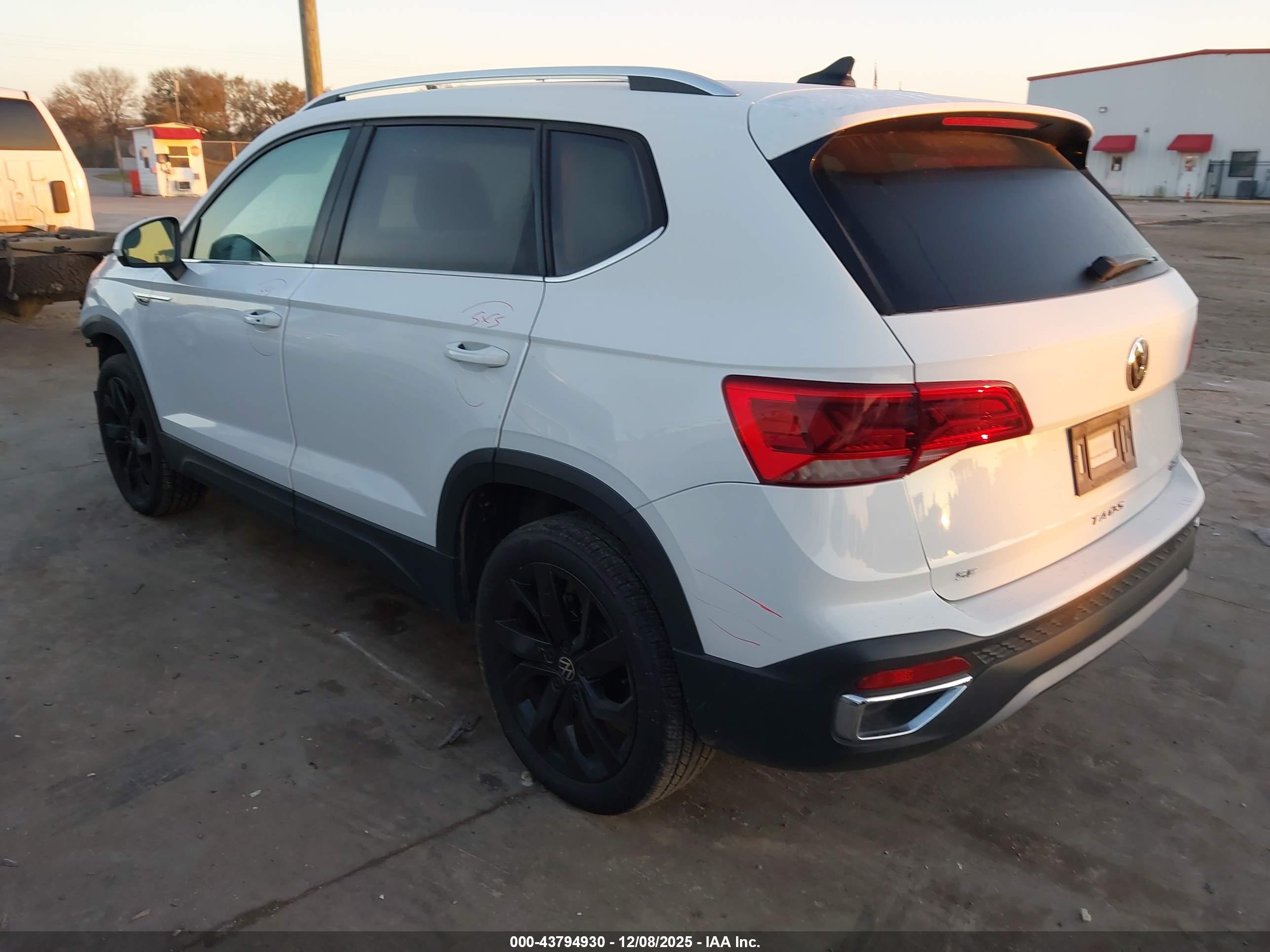 VOLKSWAGEN TAOS image 3