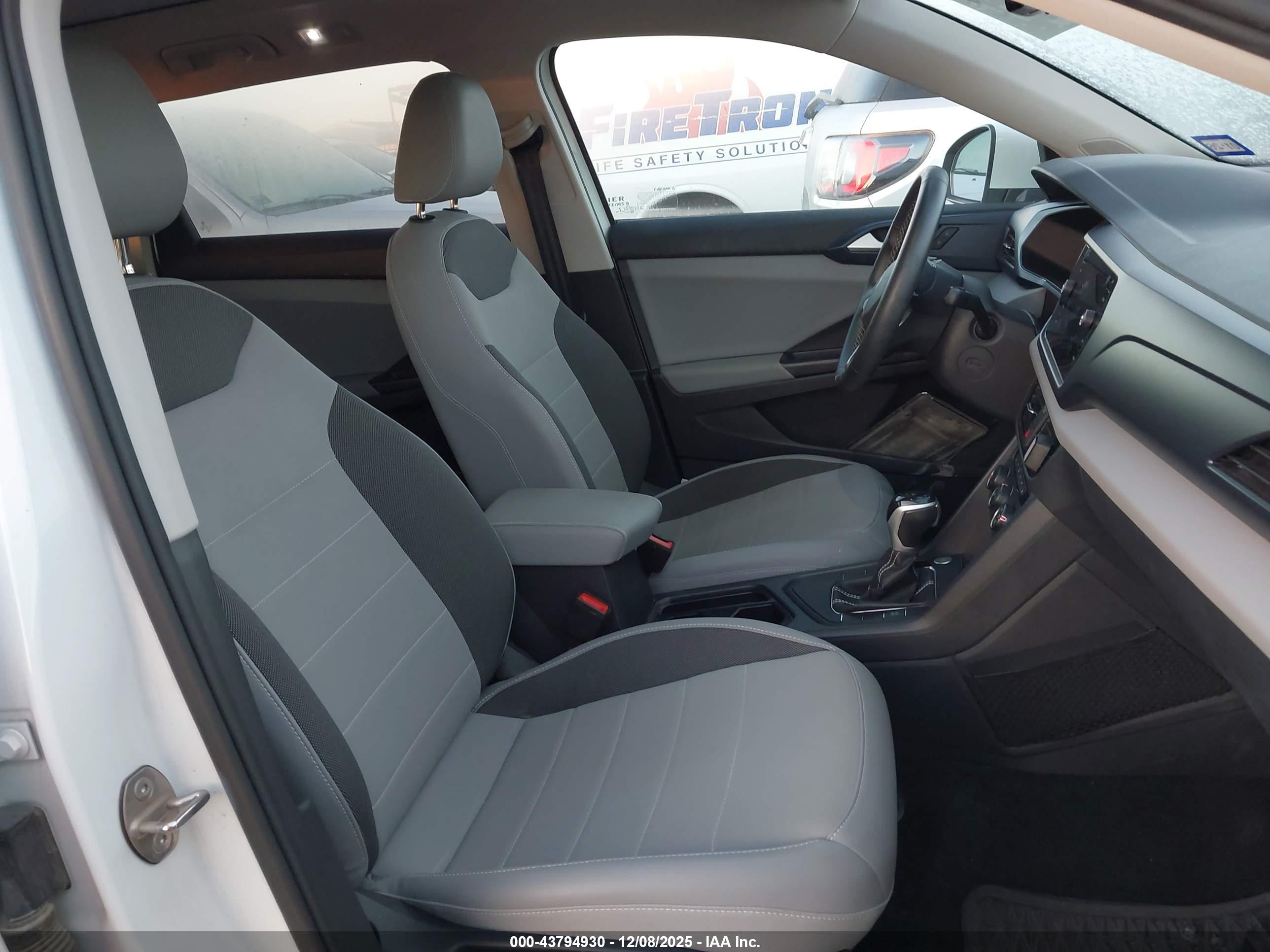 VOLKSWAGEN TAOS image 5