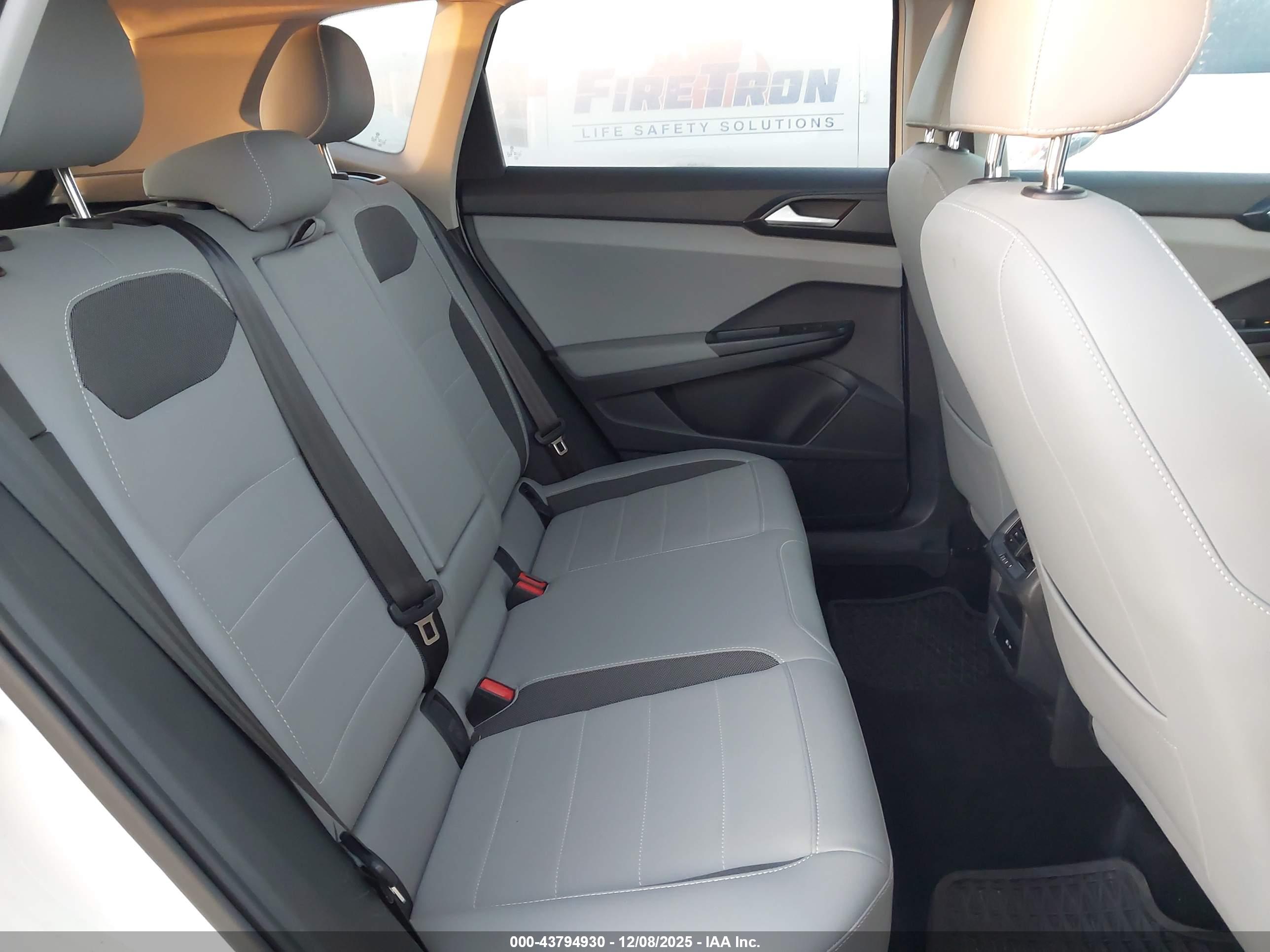 VOLKSWAGEN TAOS image 8