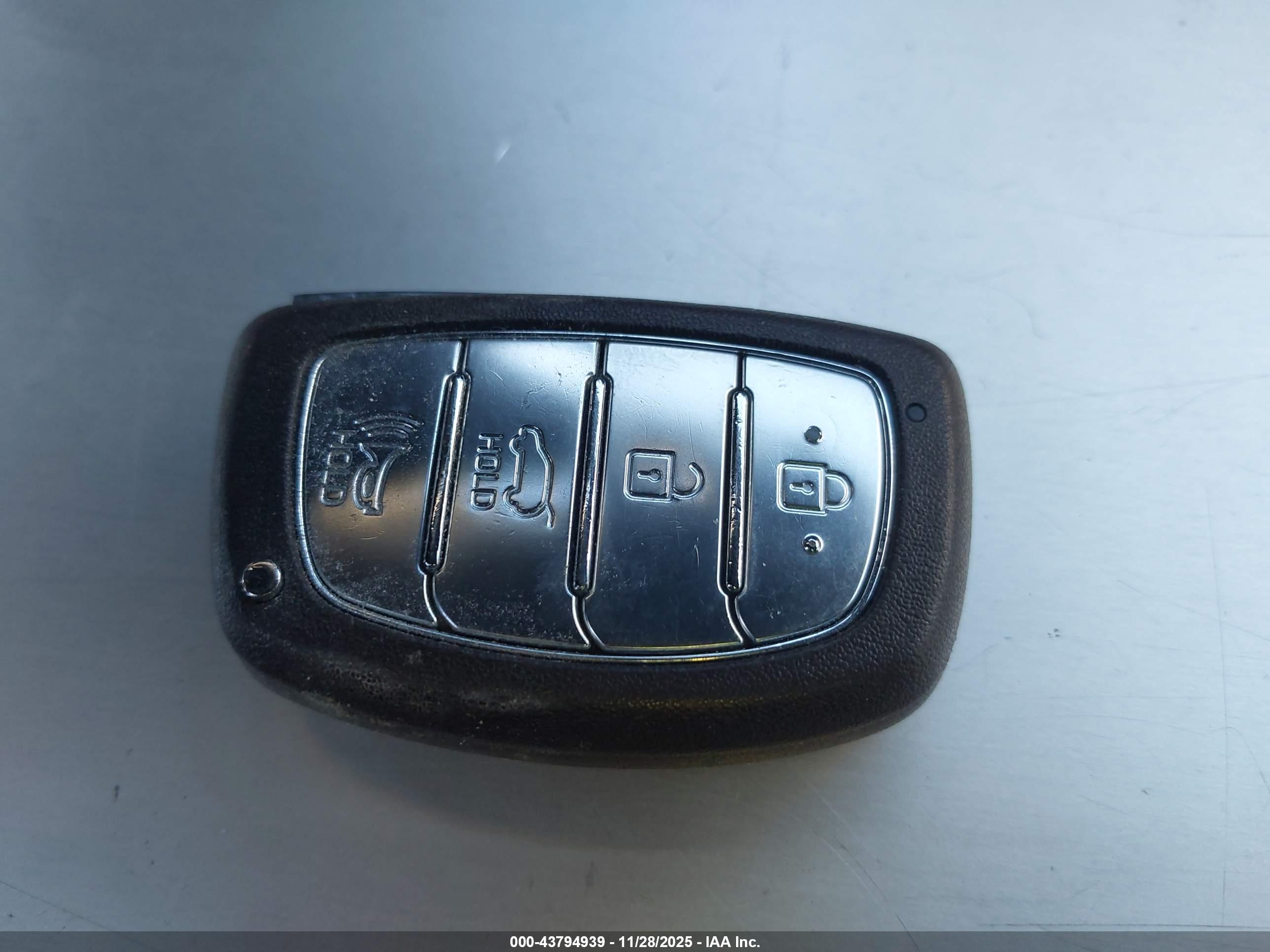 HYUNDAI TUCSON image 11