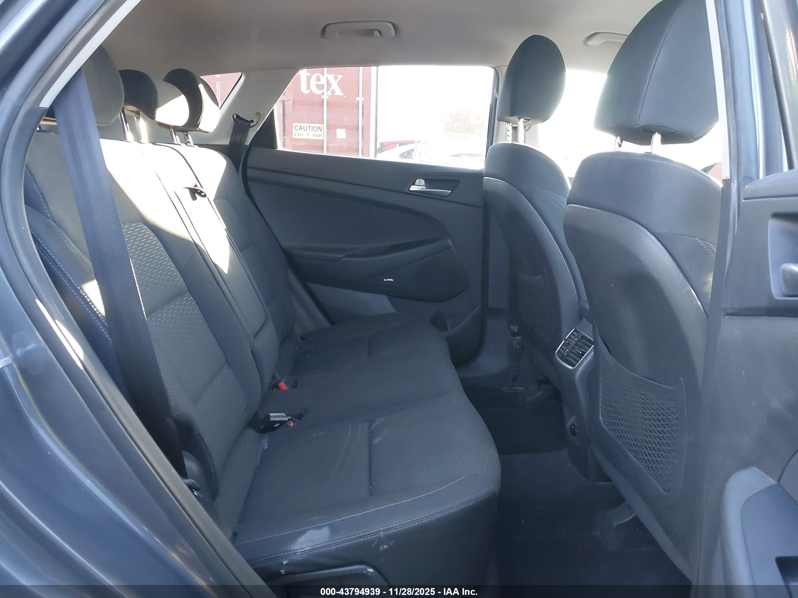 HYUNDAI TUCSON image 8