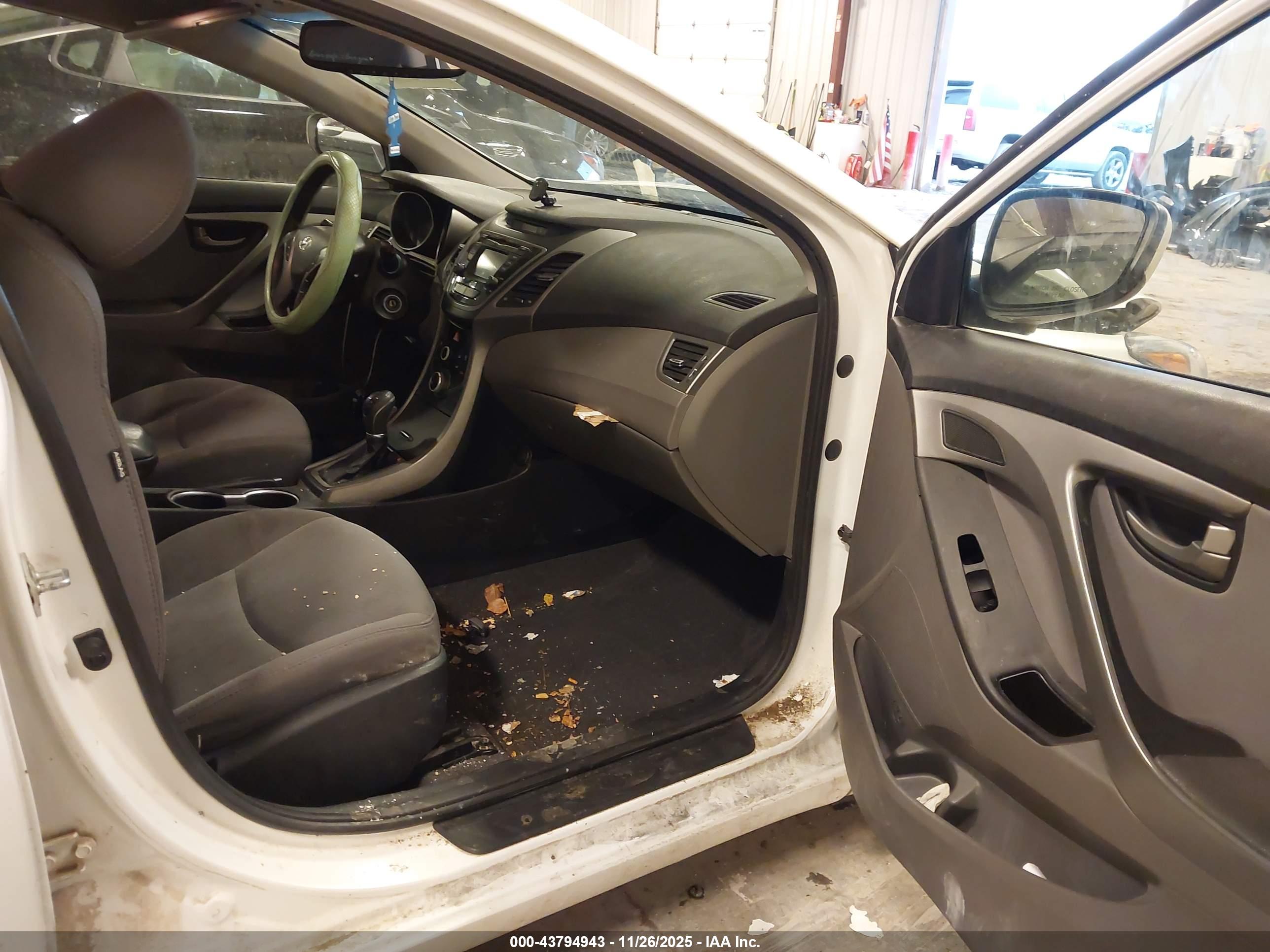 HYUNDAI ELANTRA image 5