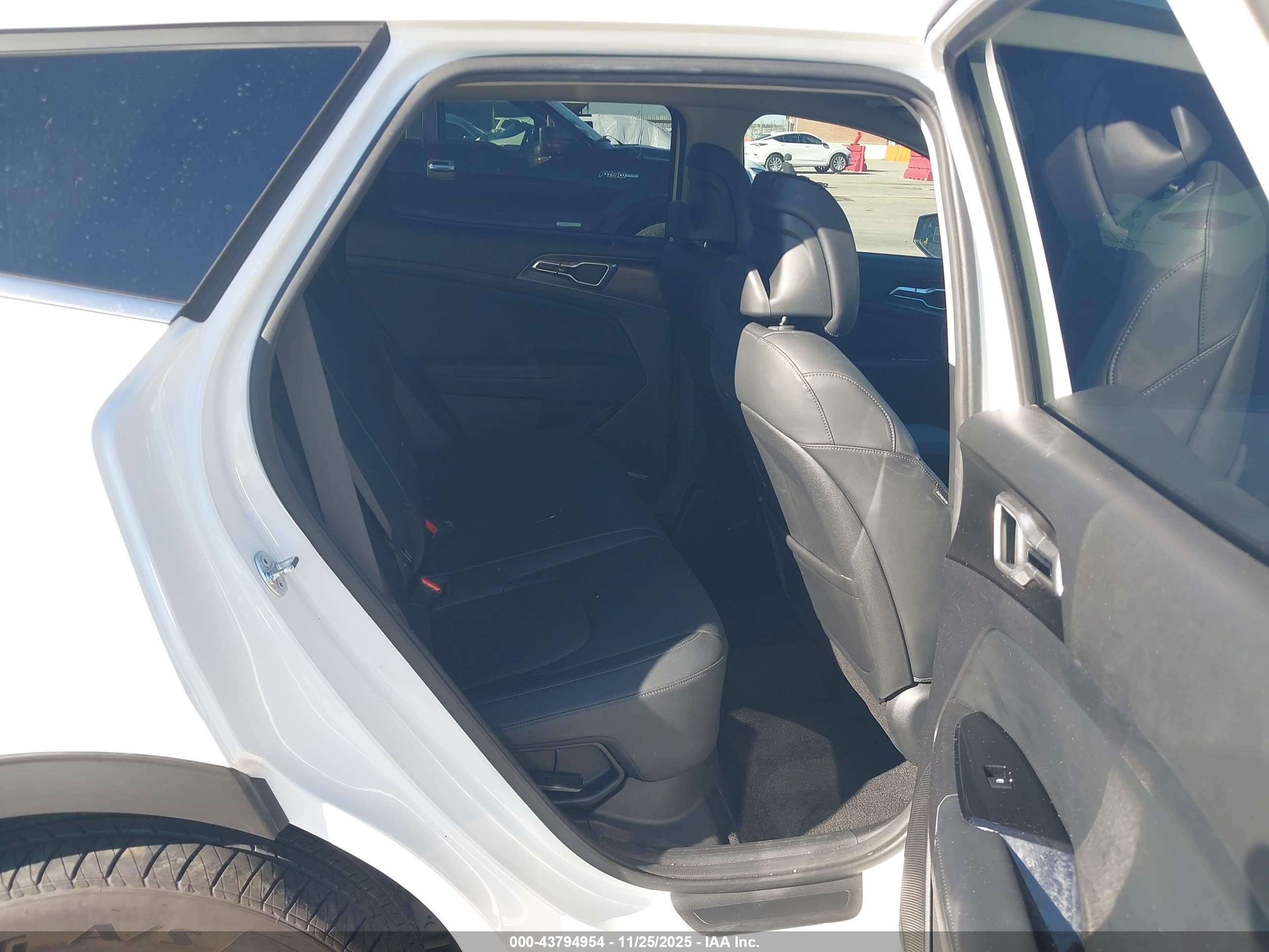 KIA SPORTAGE image 8