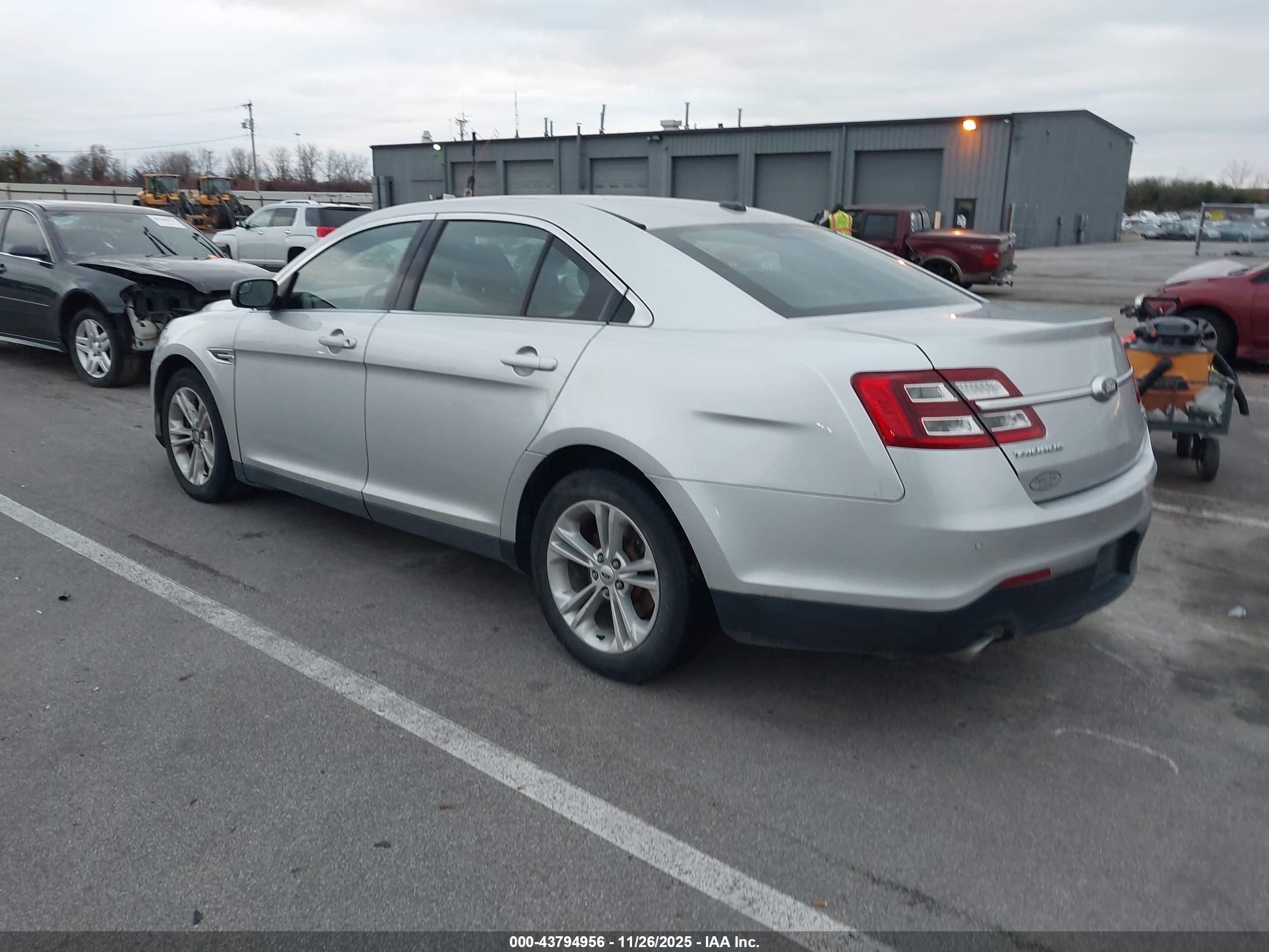 FORD TAURUS image 3