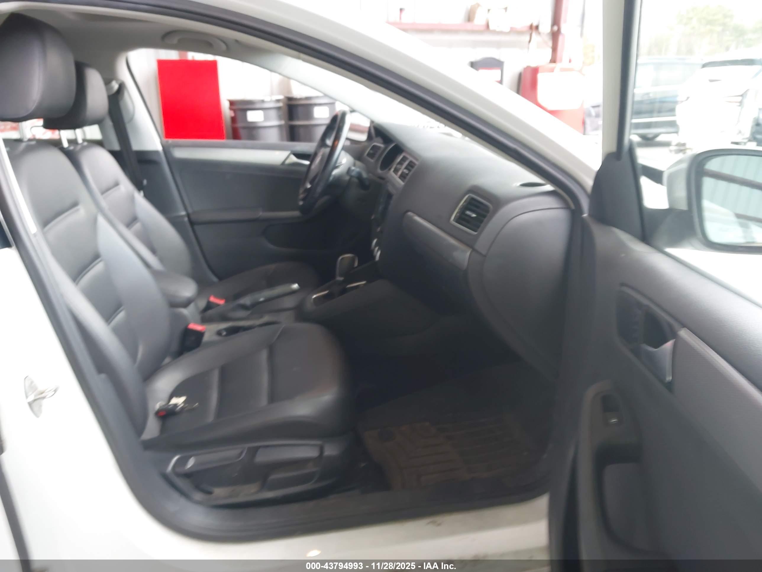 VOLKSWAGEN JETTA image 5