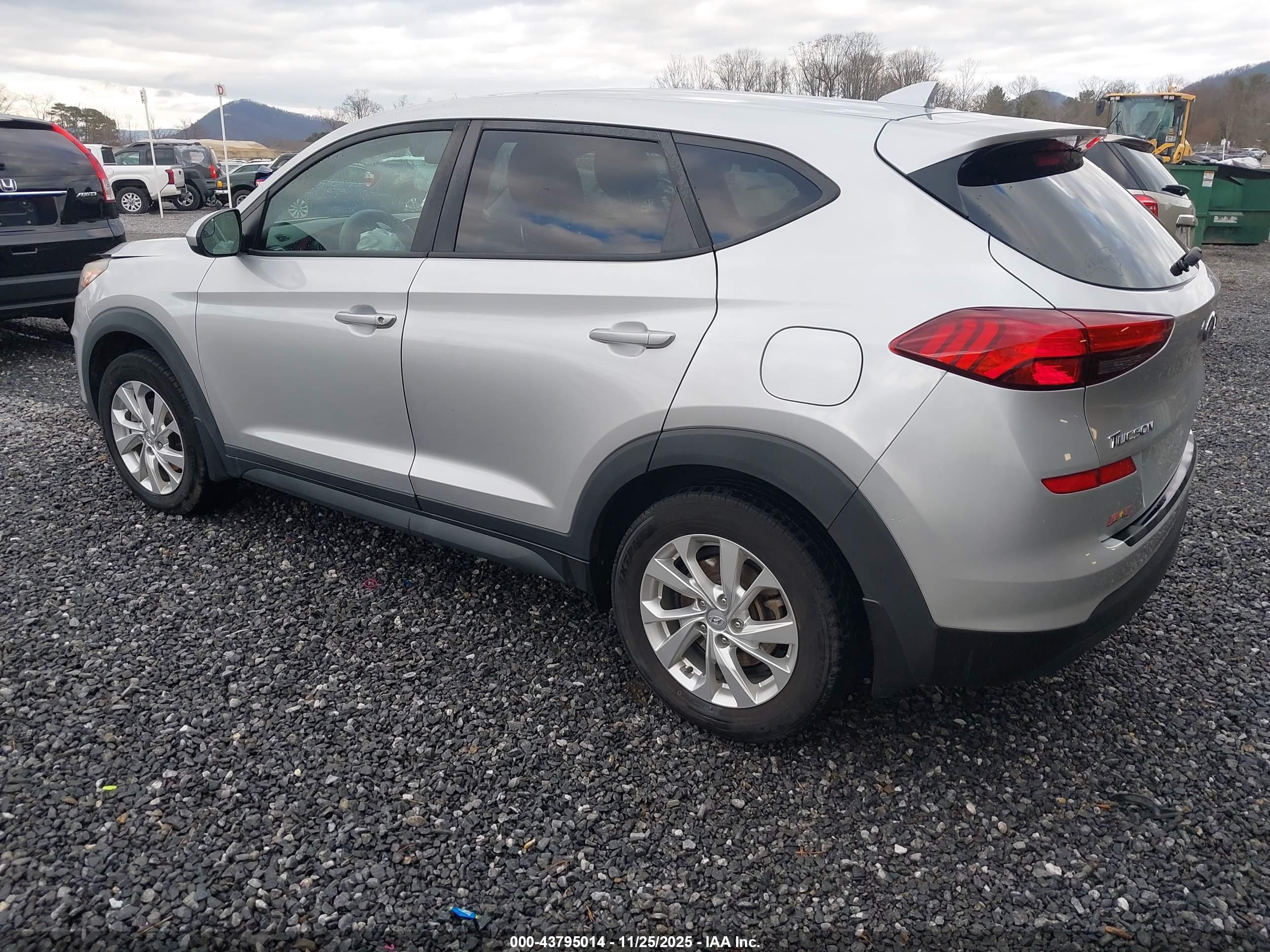 HYUNDAI TUCSON image 3