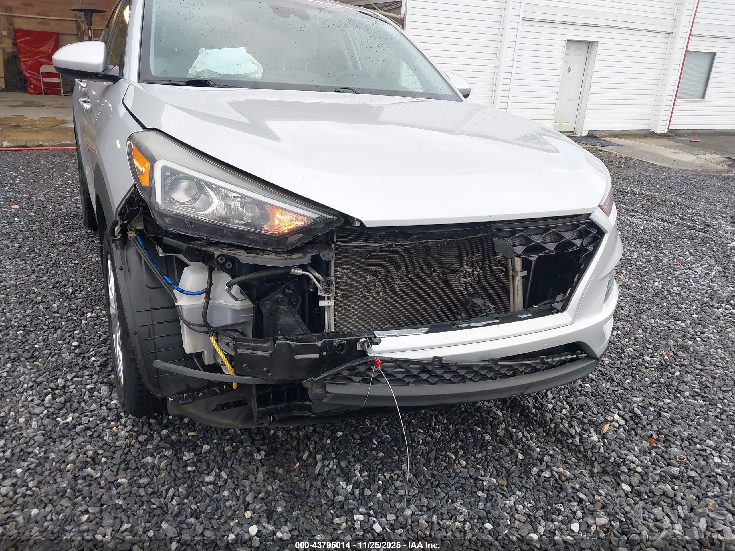 HYUNDAI TUCSON image 6