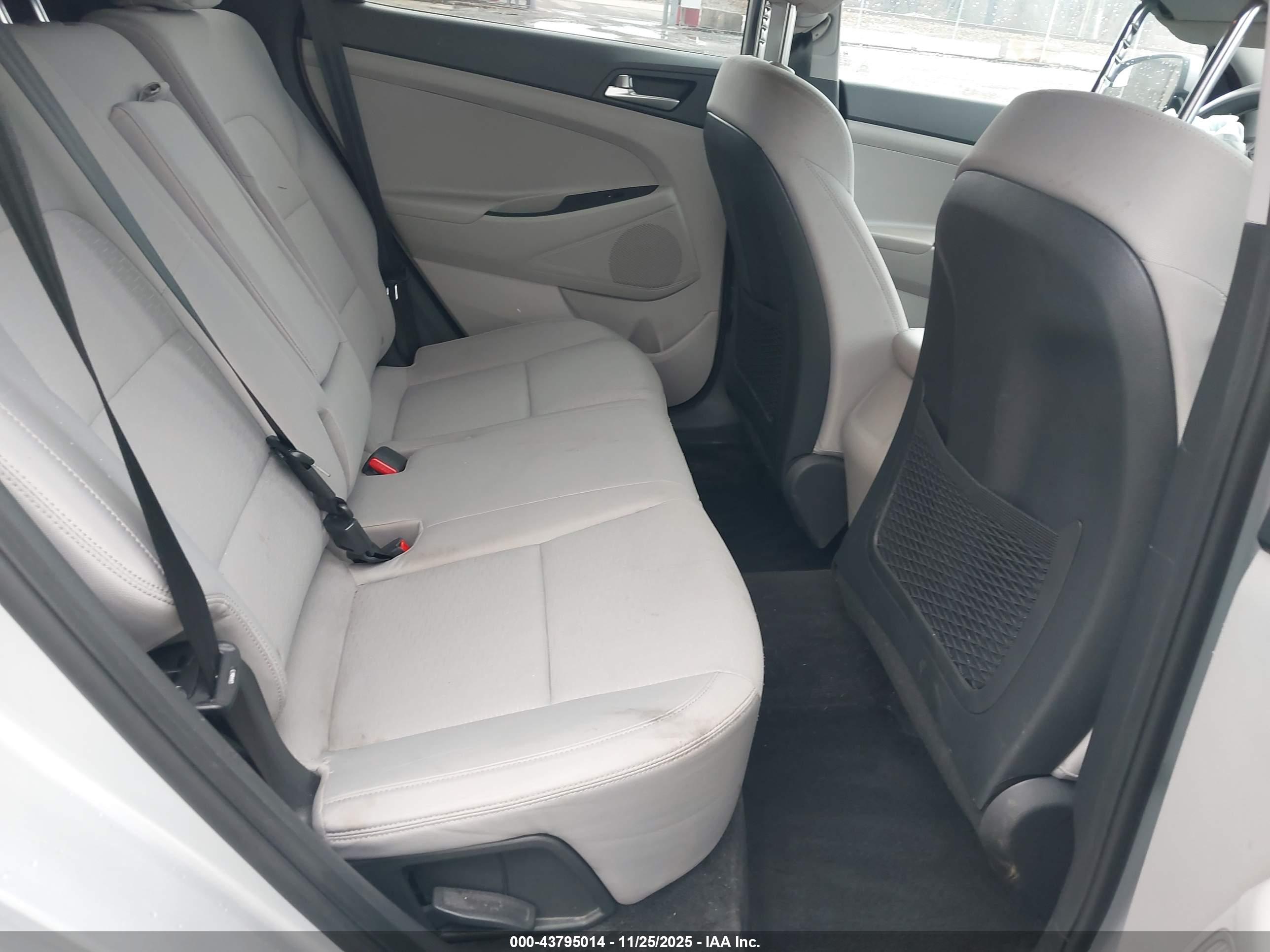 HYUNDAI TUCSON image 8