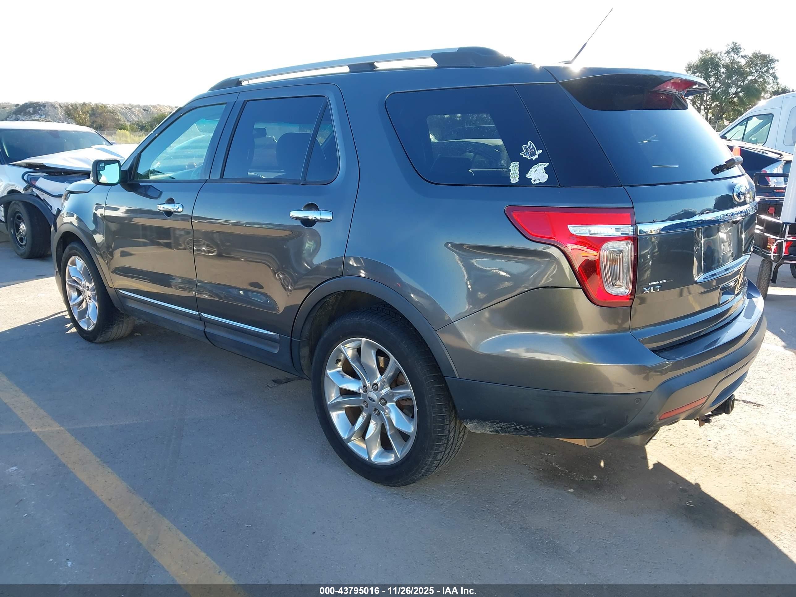 FORD EXPLORER image 3