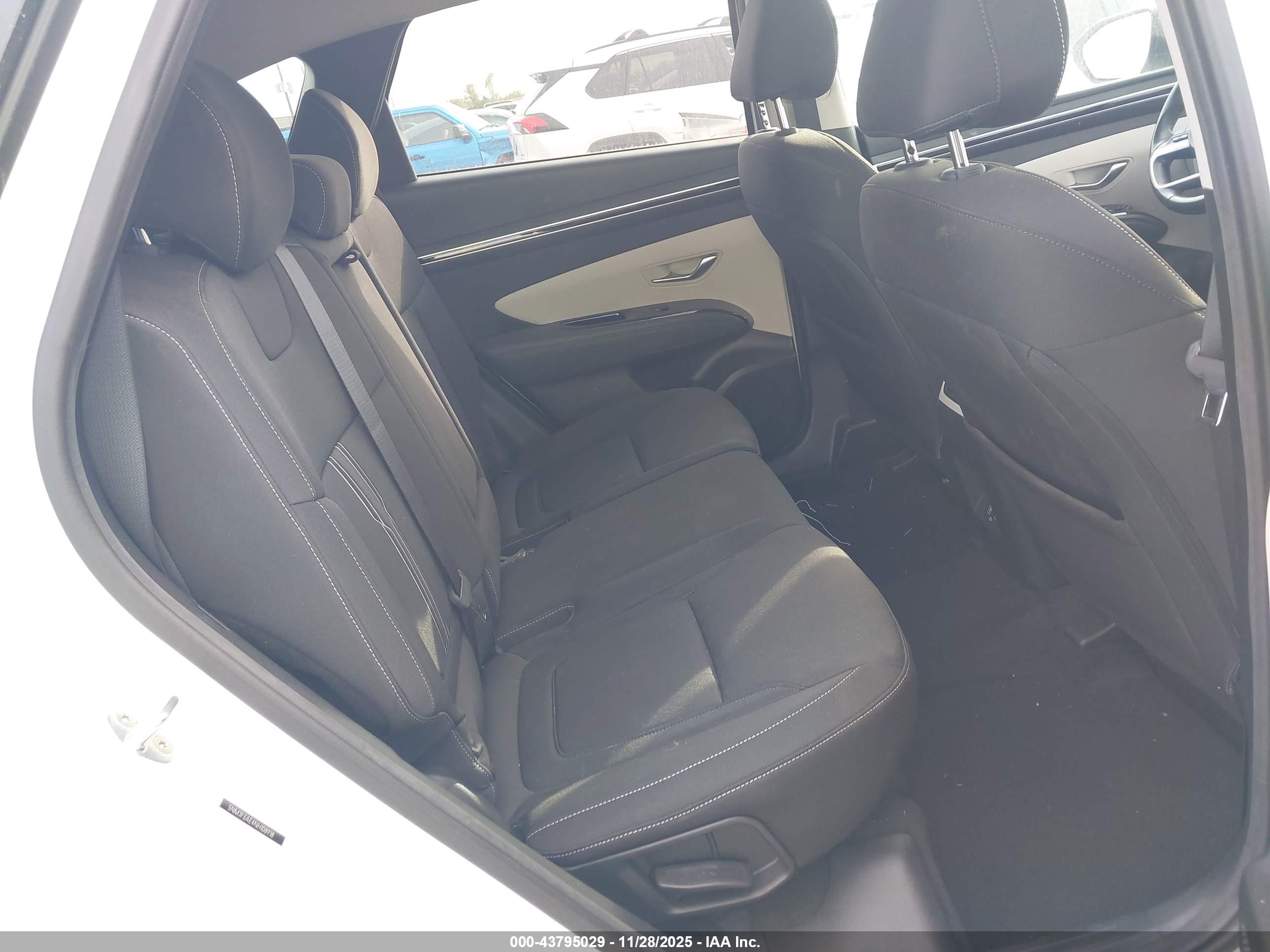 HYUNDAI TUCSON image 8