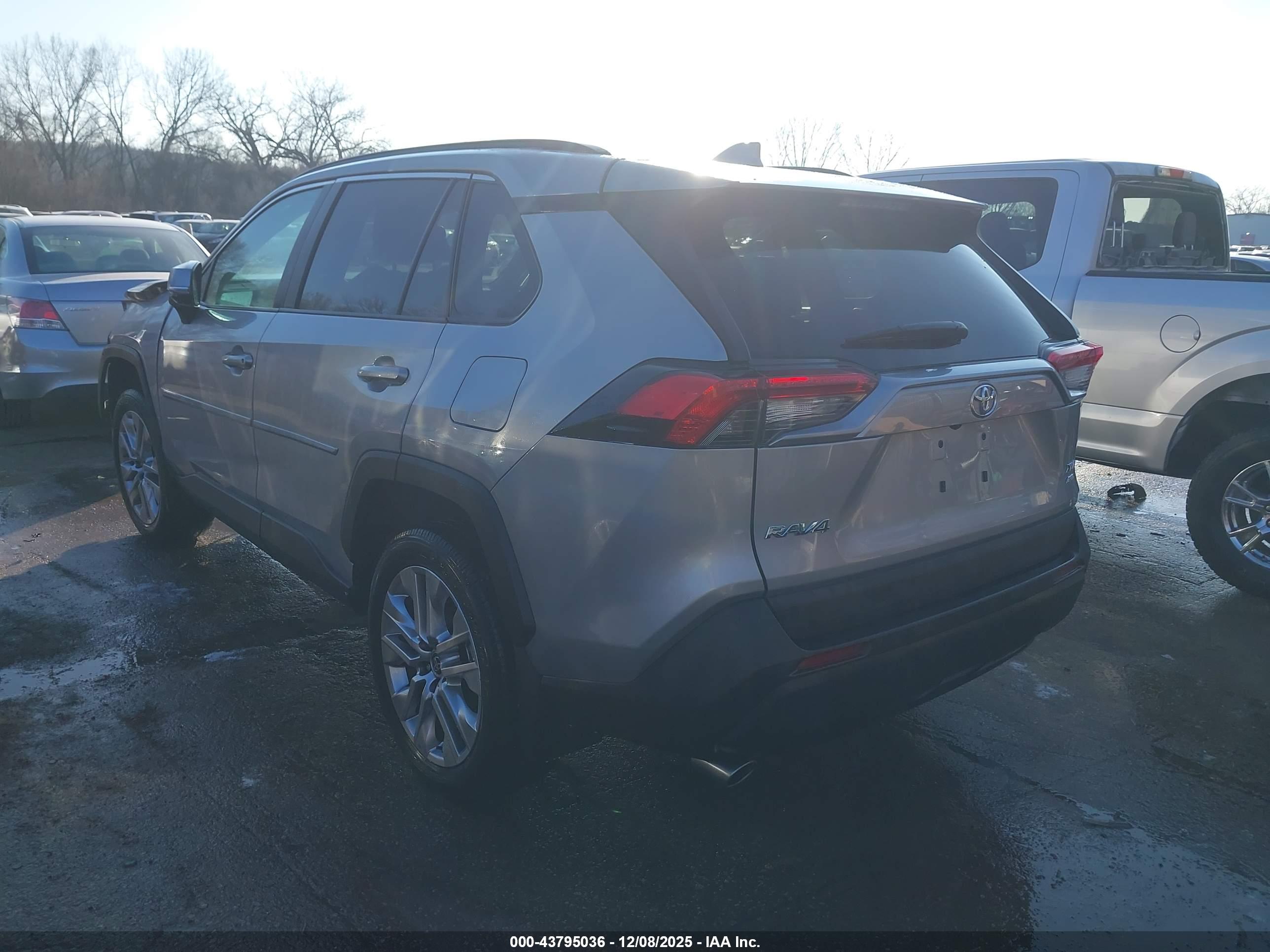 TOYOTA RAV4 image 3
