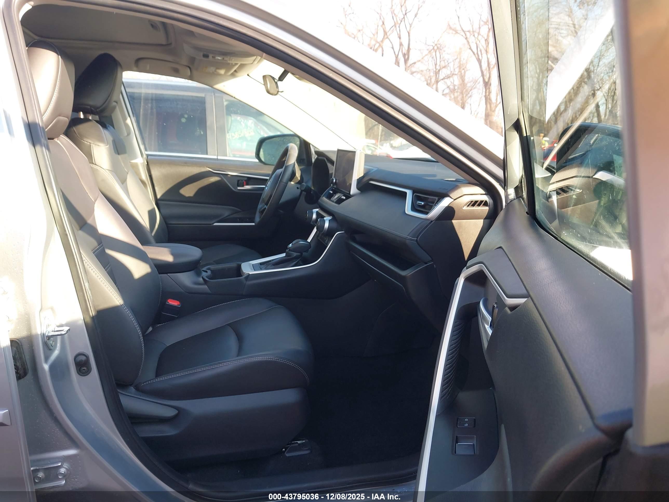 TOYOTA RAV4 image 5