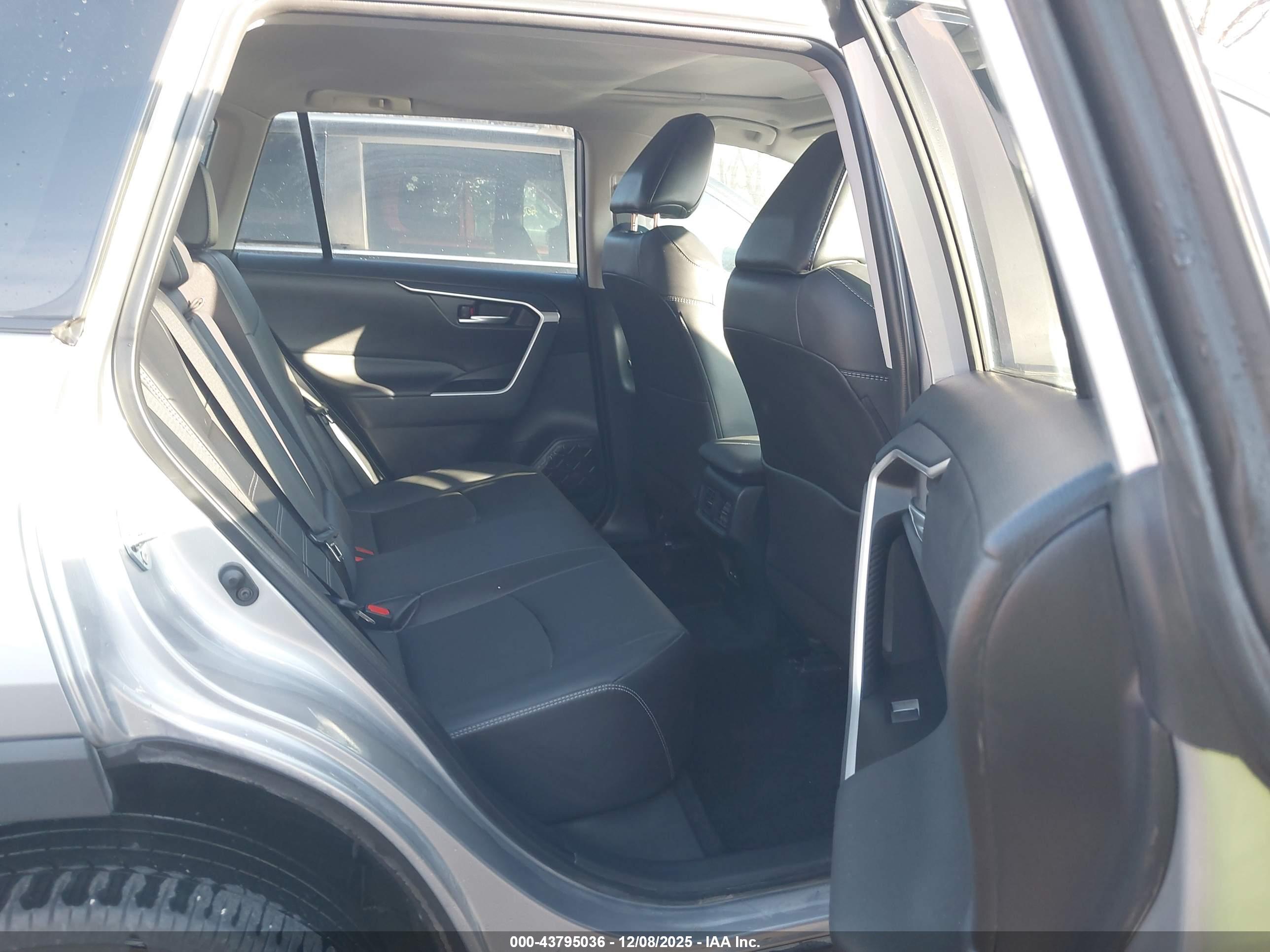 TOYOTA RAV4 image 8
