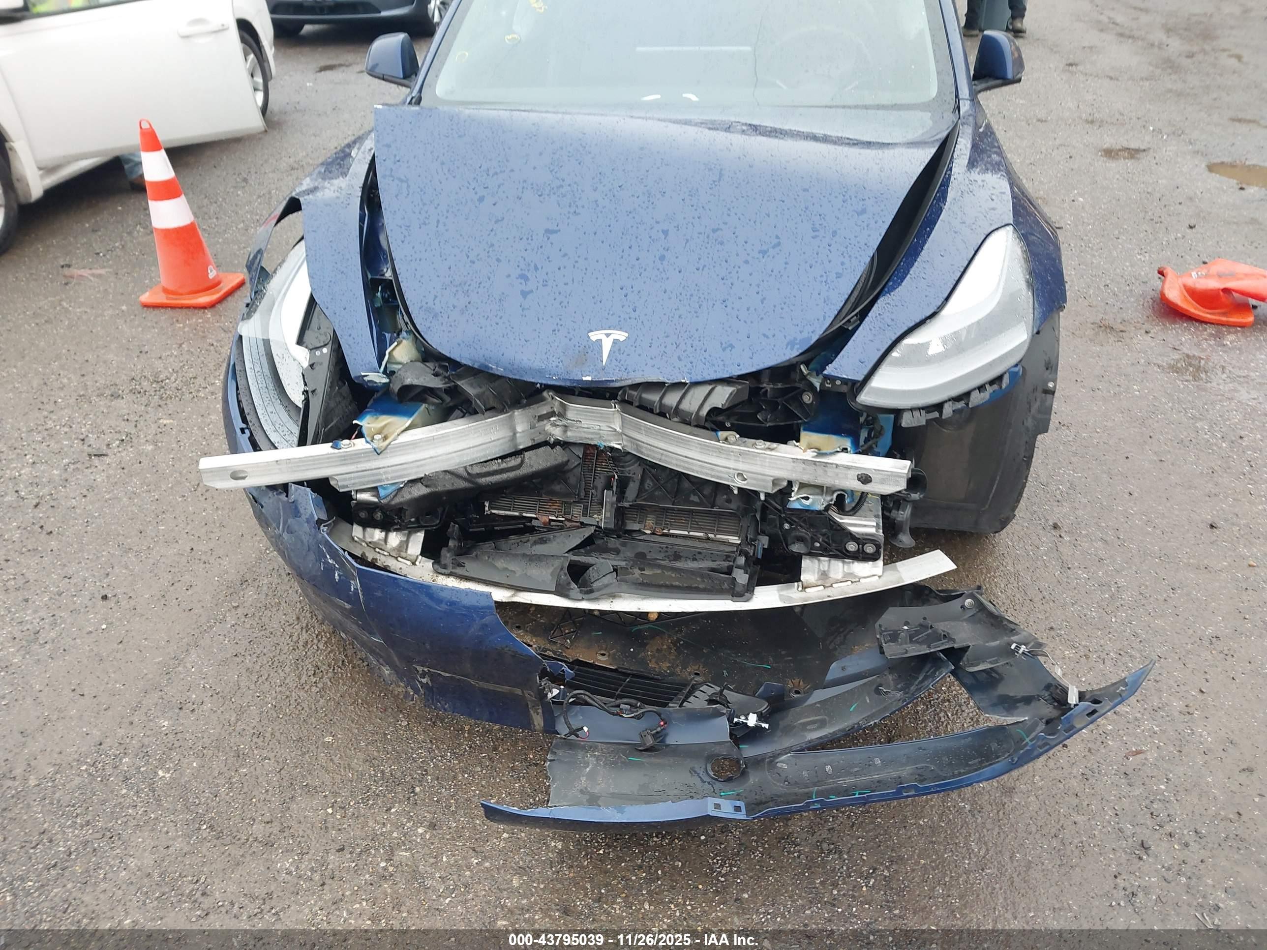 TESLA MODEL image 6