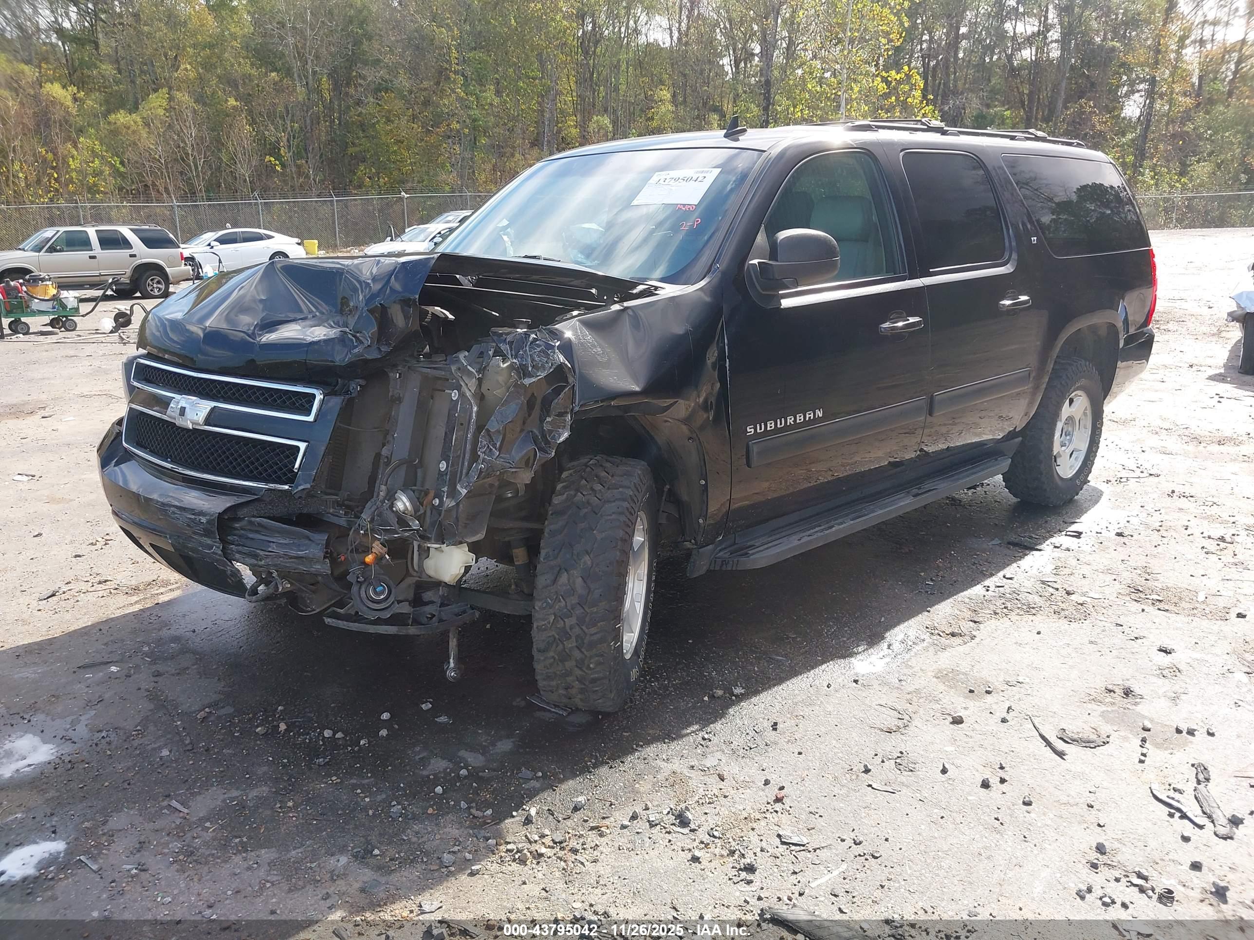 CHEVROLET SUBURBAN image 2