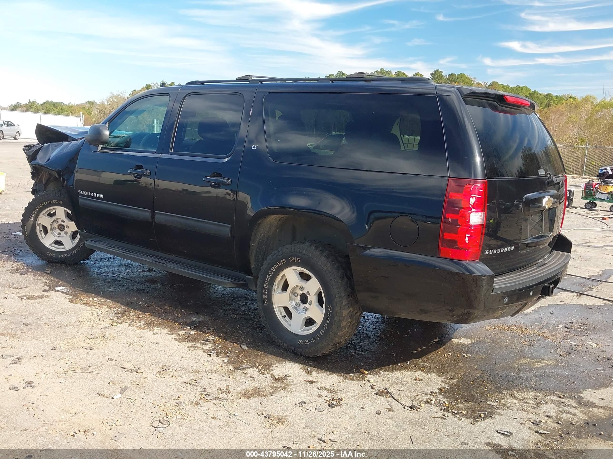 CHEVROLET SUBURBAN image 3