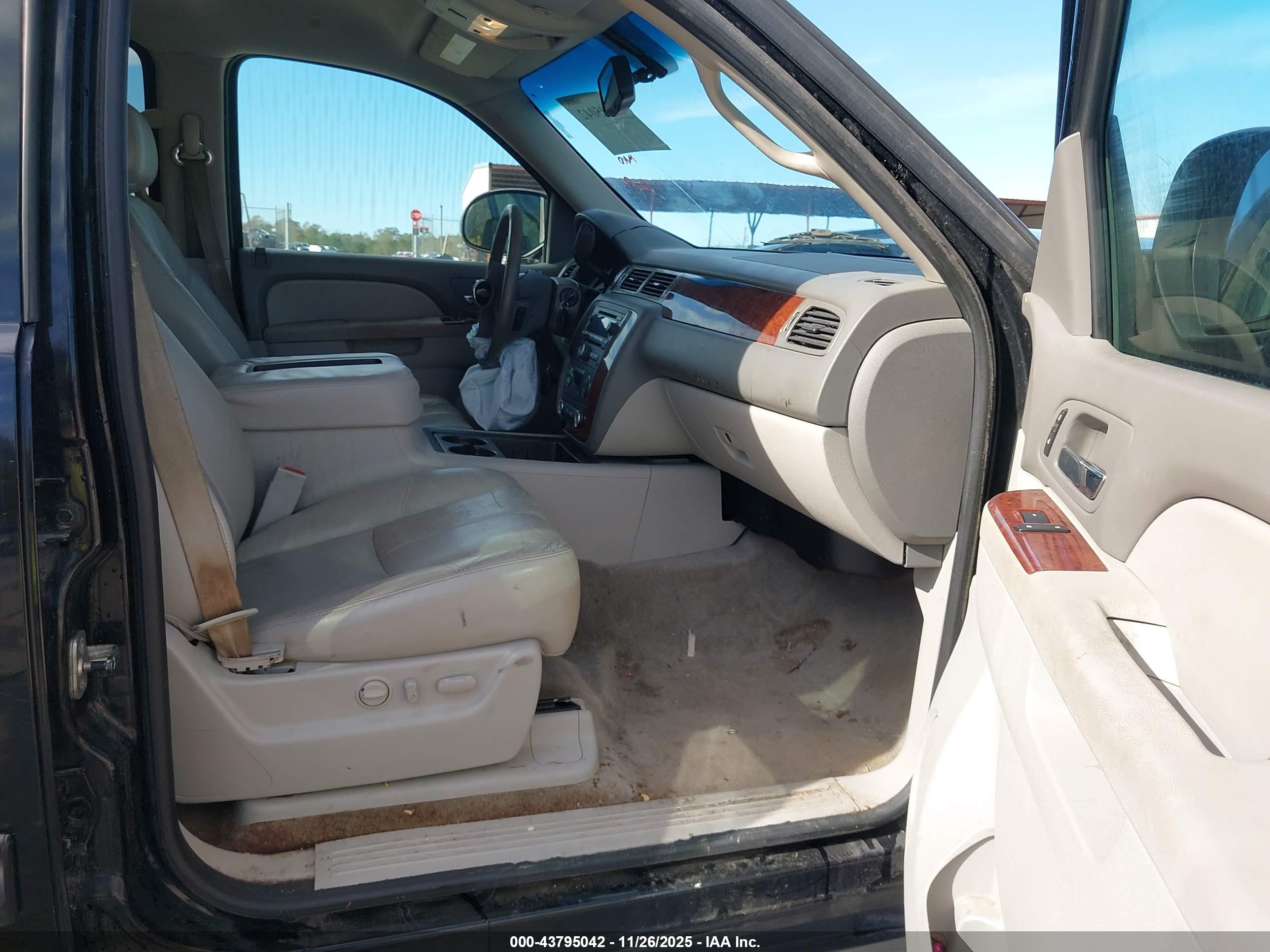 CHEVROLET SUBURBAN image 5
