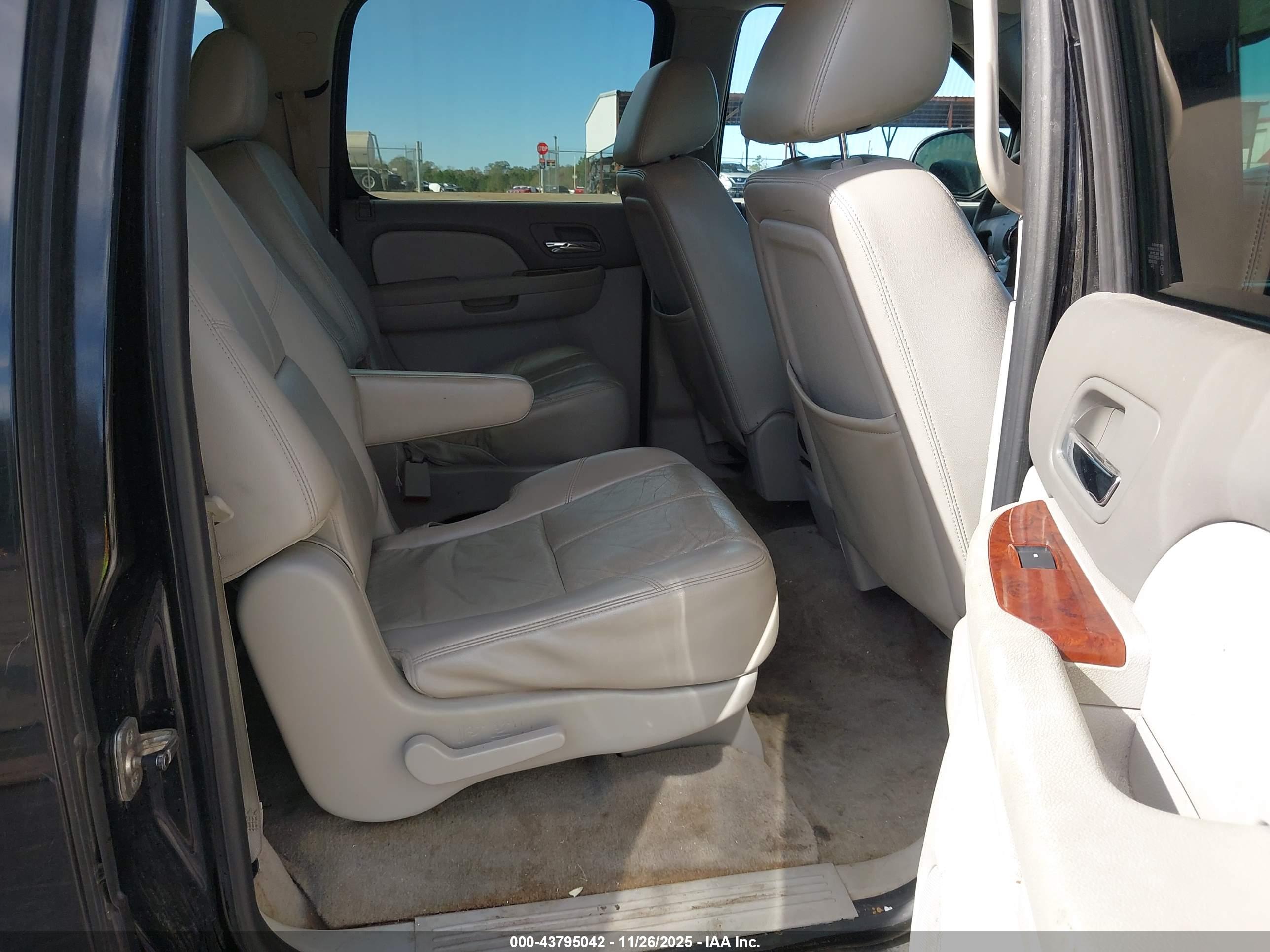 CHEVROLET SUBURBAN image 8