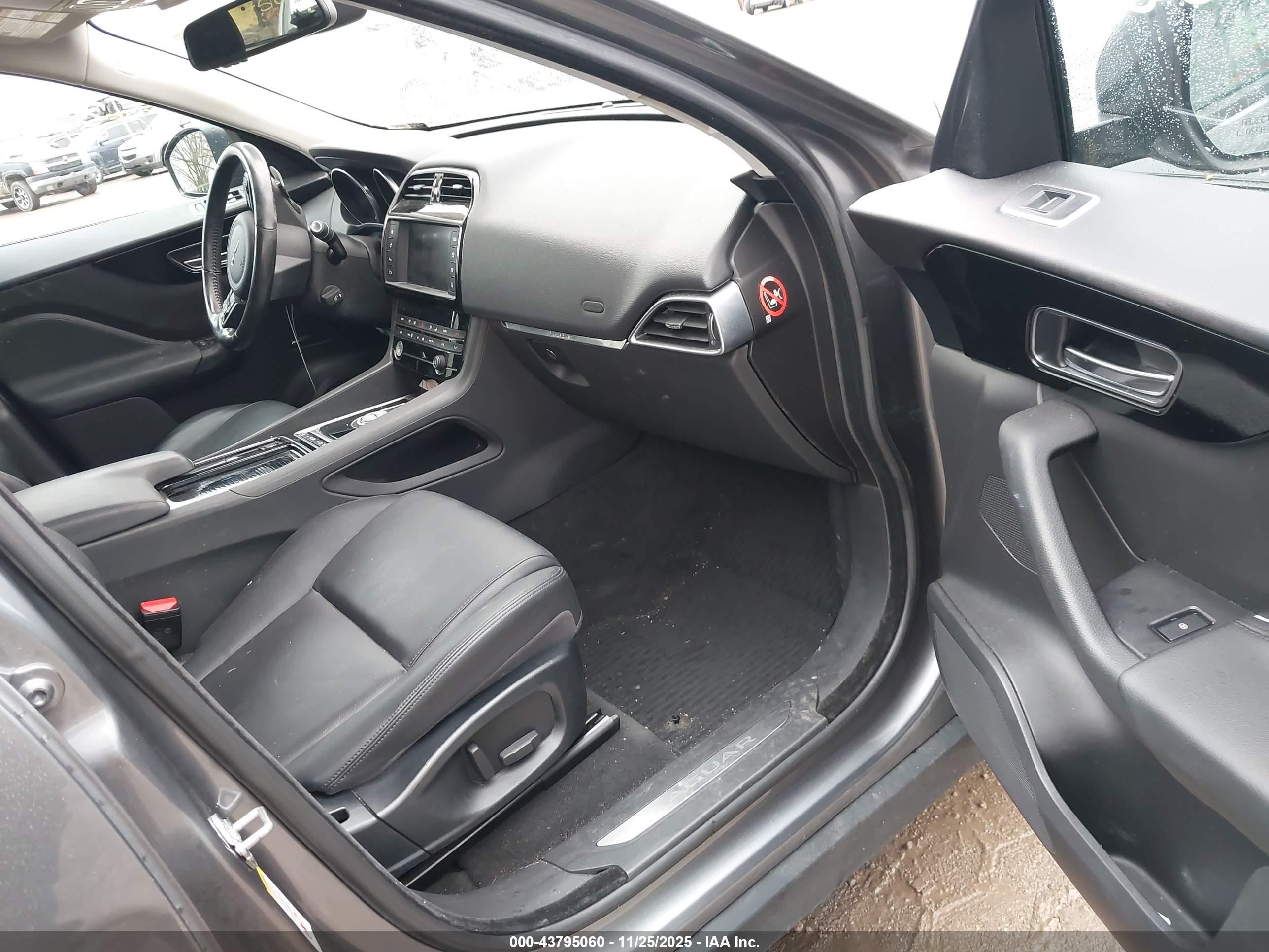 JAGUAR F-PACE image 5