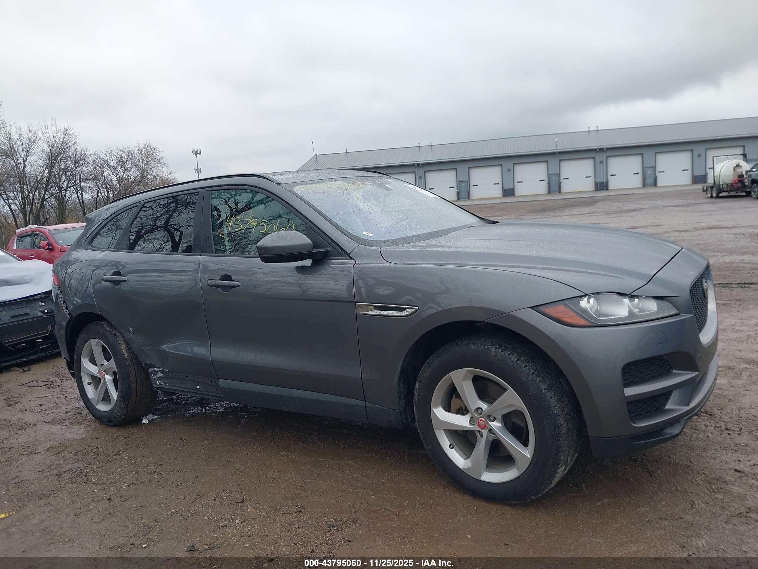 JAGUAR F-PACE image 6