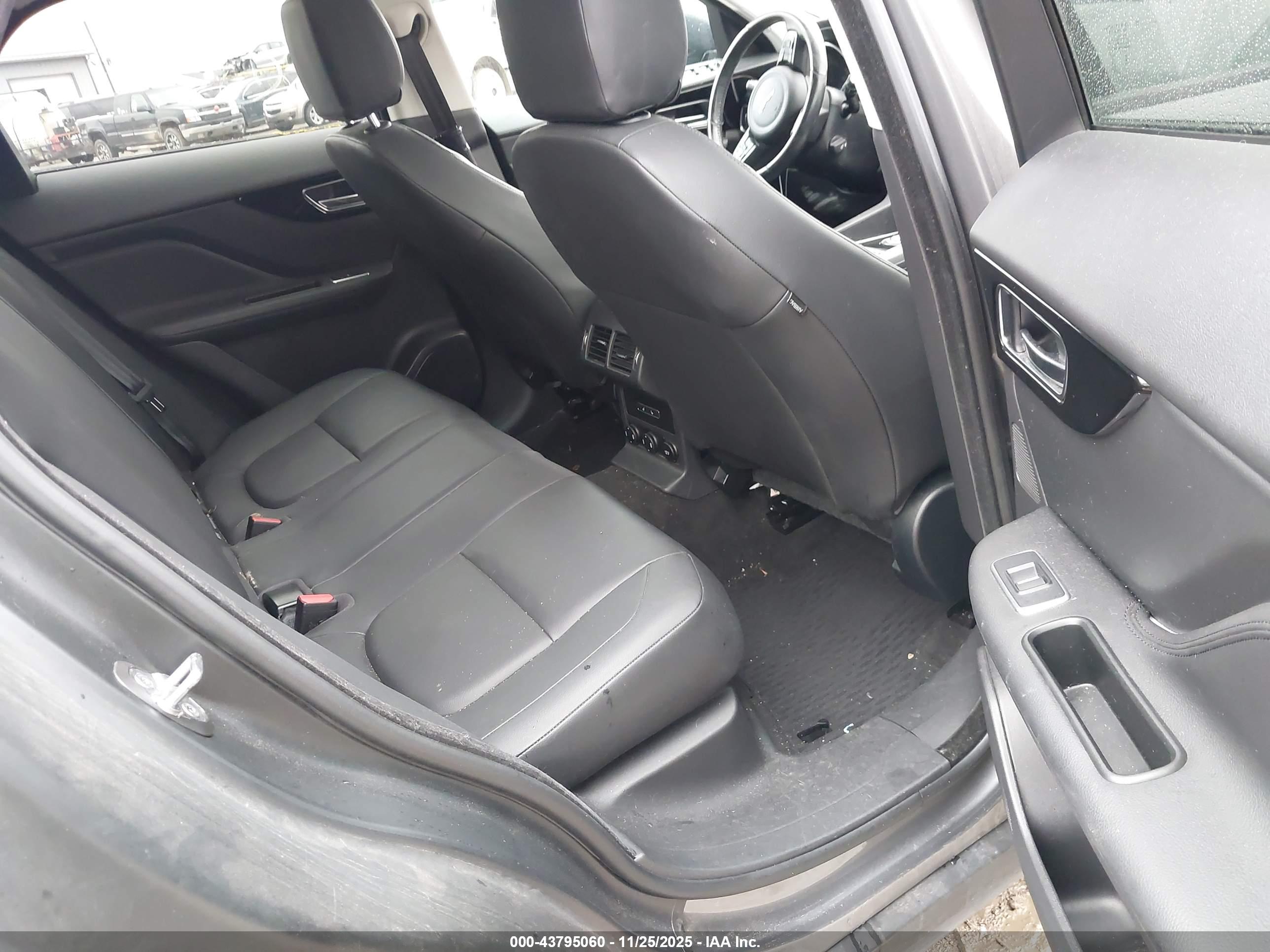 JAGUAR F-PACE image 8