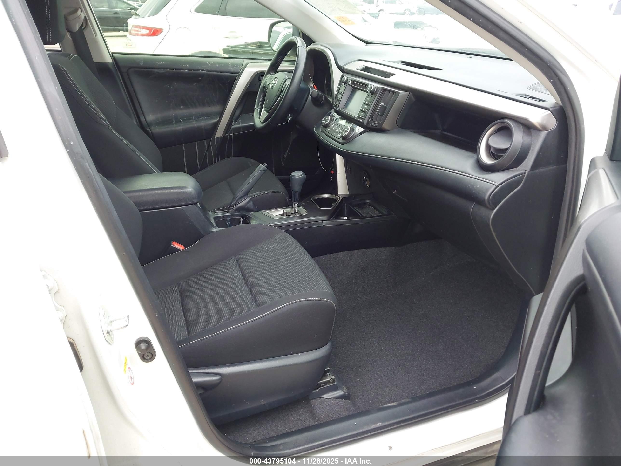 TOYOTA RAV4 image 5