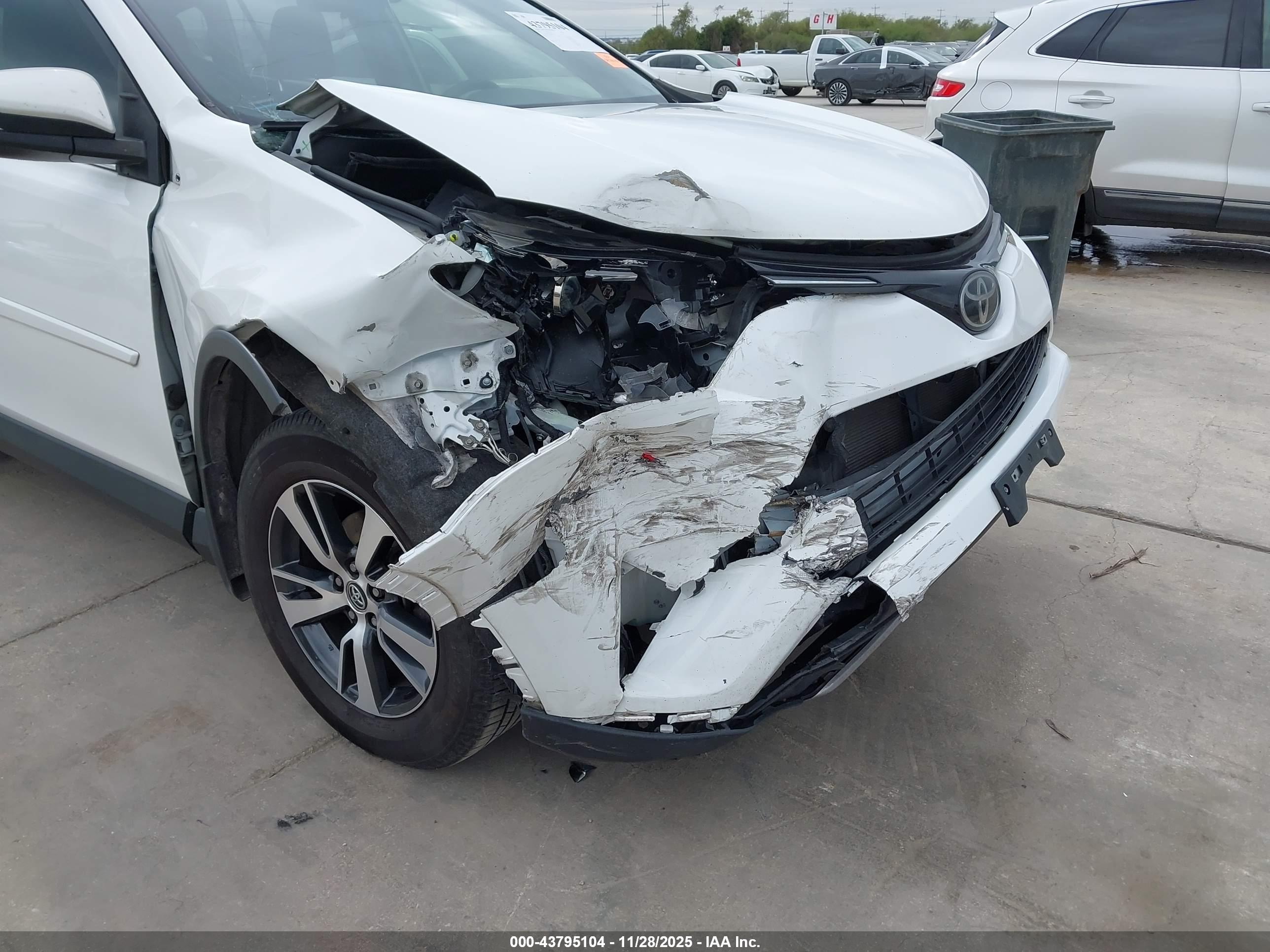 TOYOTA RAV4 image 6