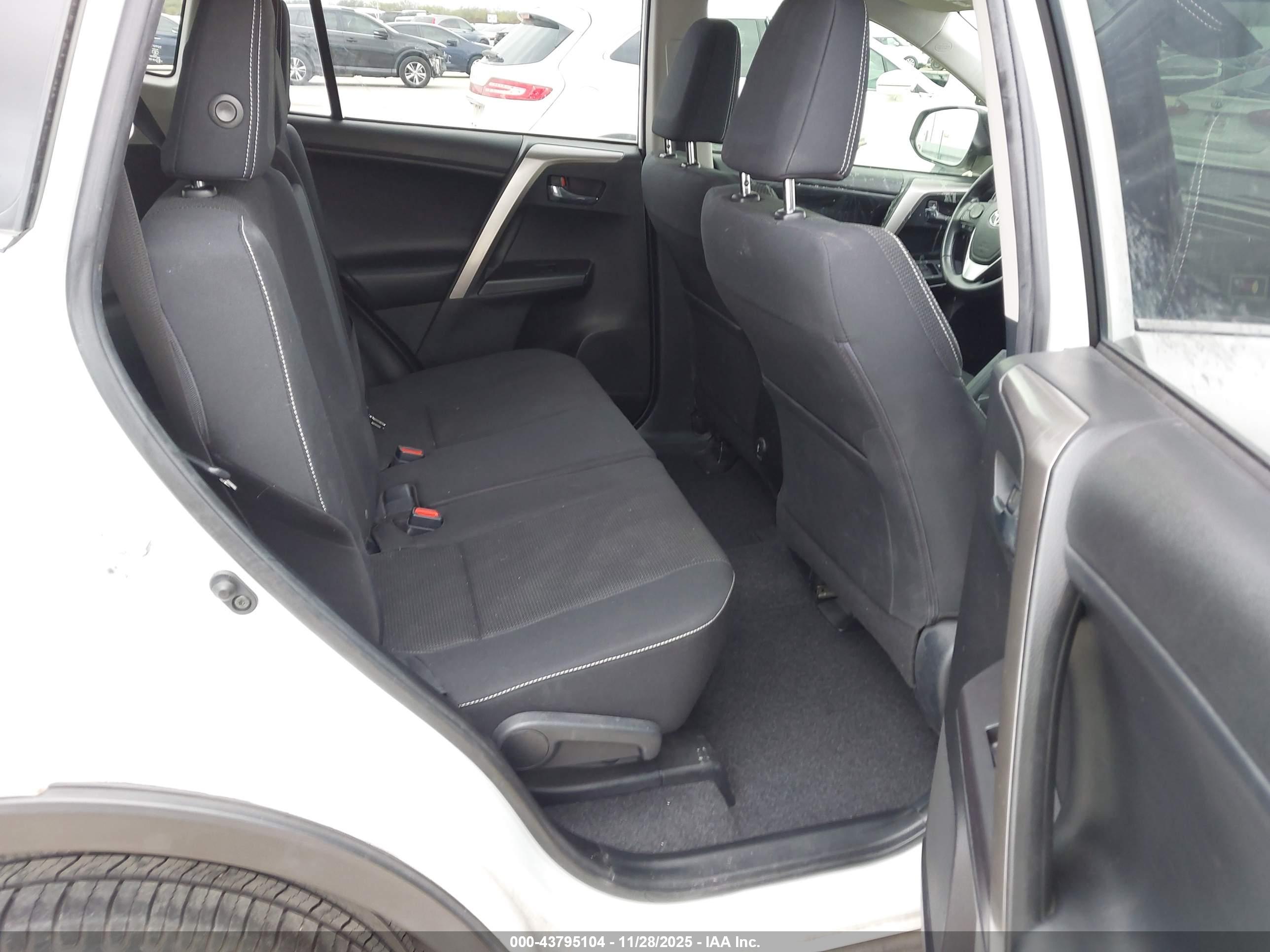 TOYOTA RAV4 image 8