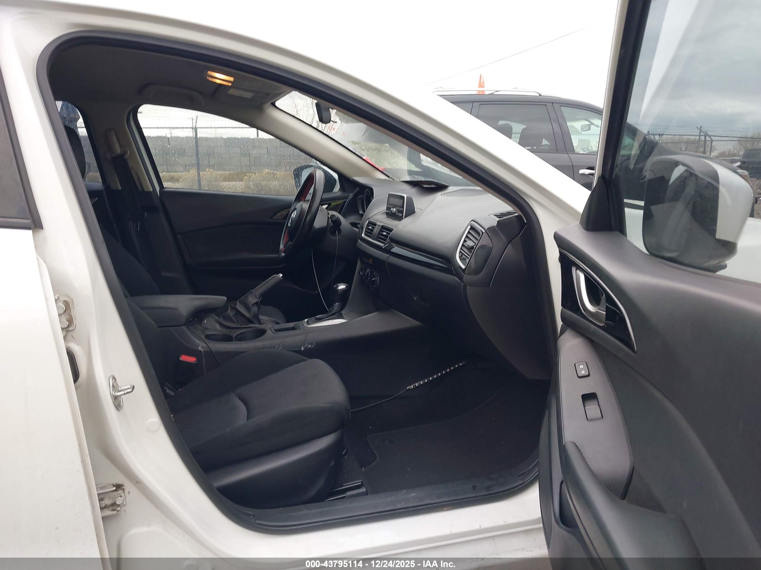 MAZDA MAZDA3 image 5