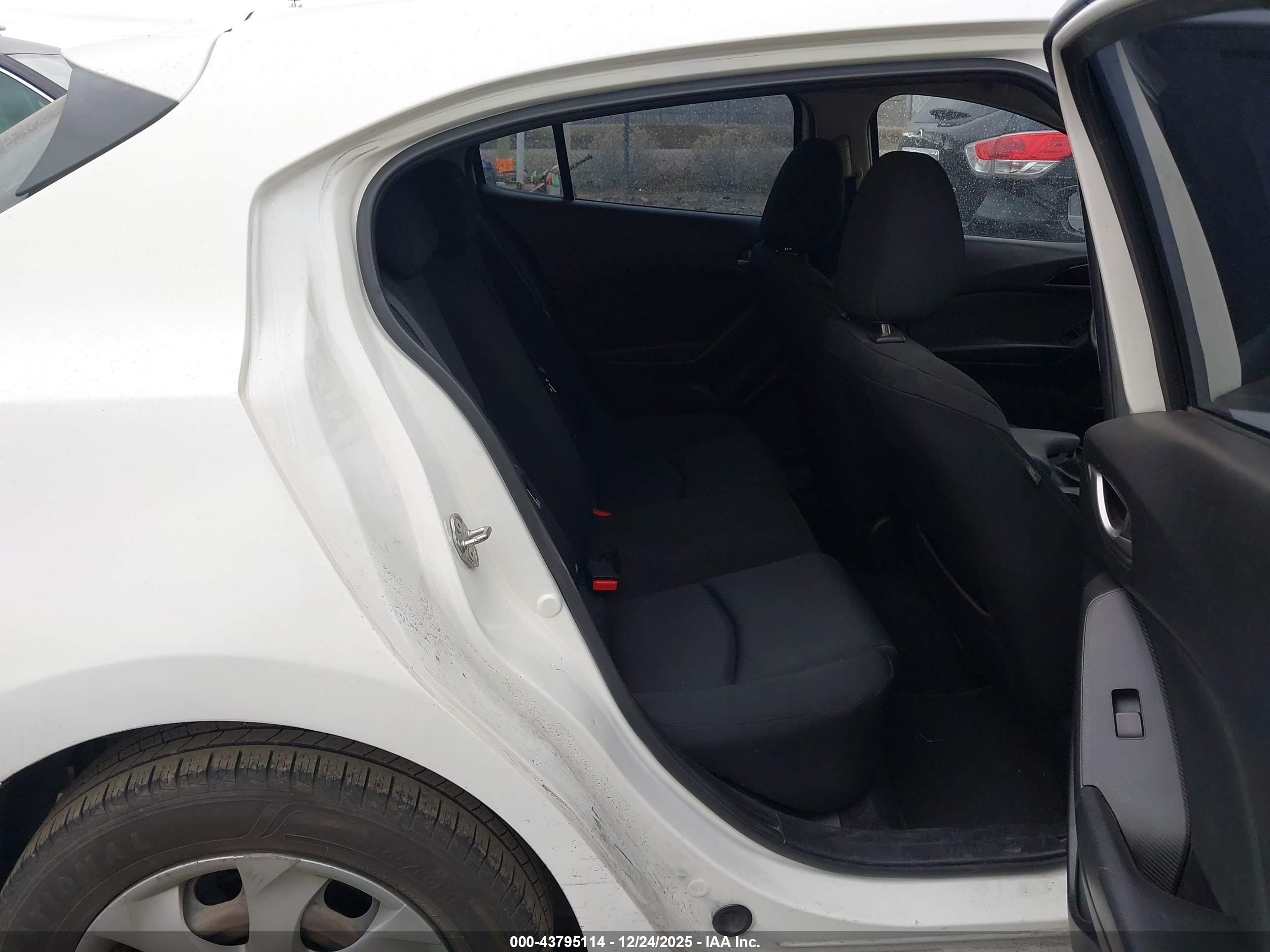 MAZDA MAZDA3 image 8