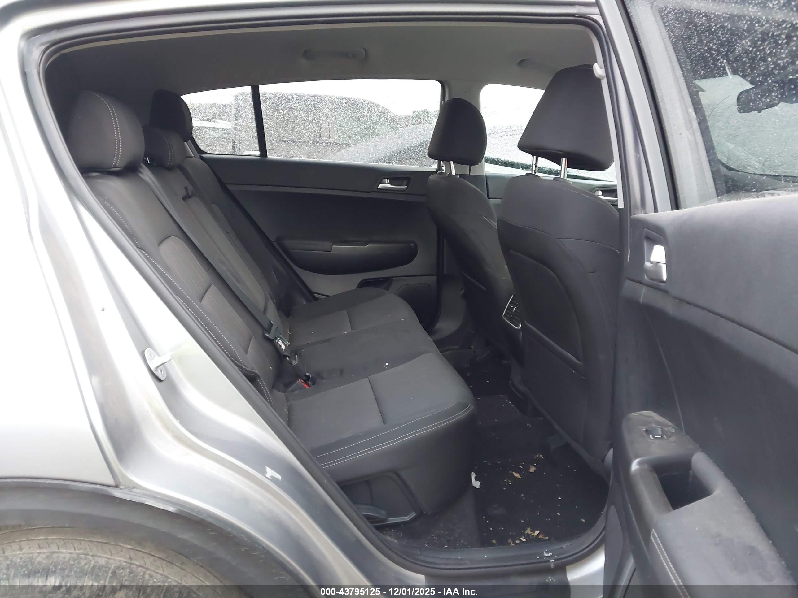 KIA SPORTAGE image 8