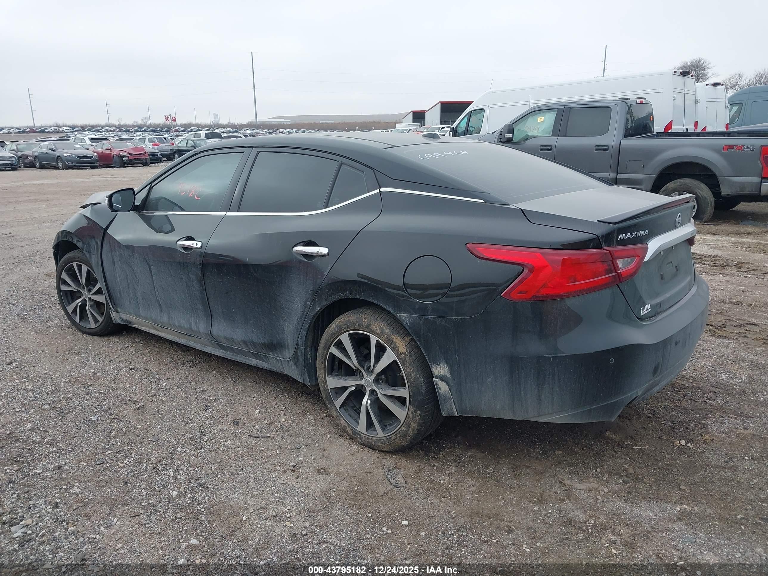NISSAN MAXIMA image 3