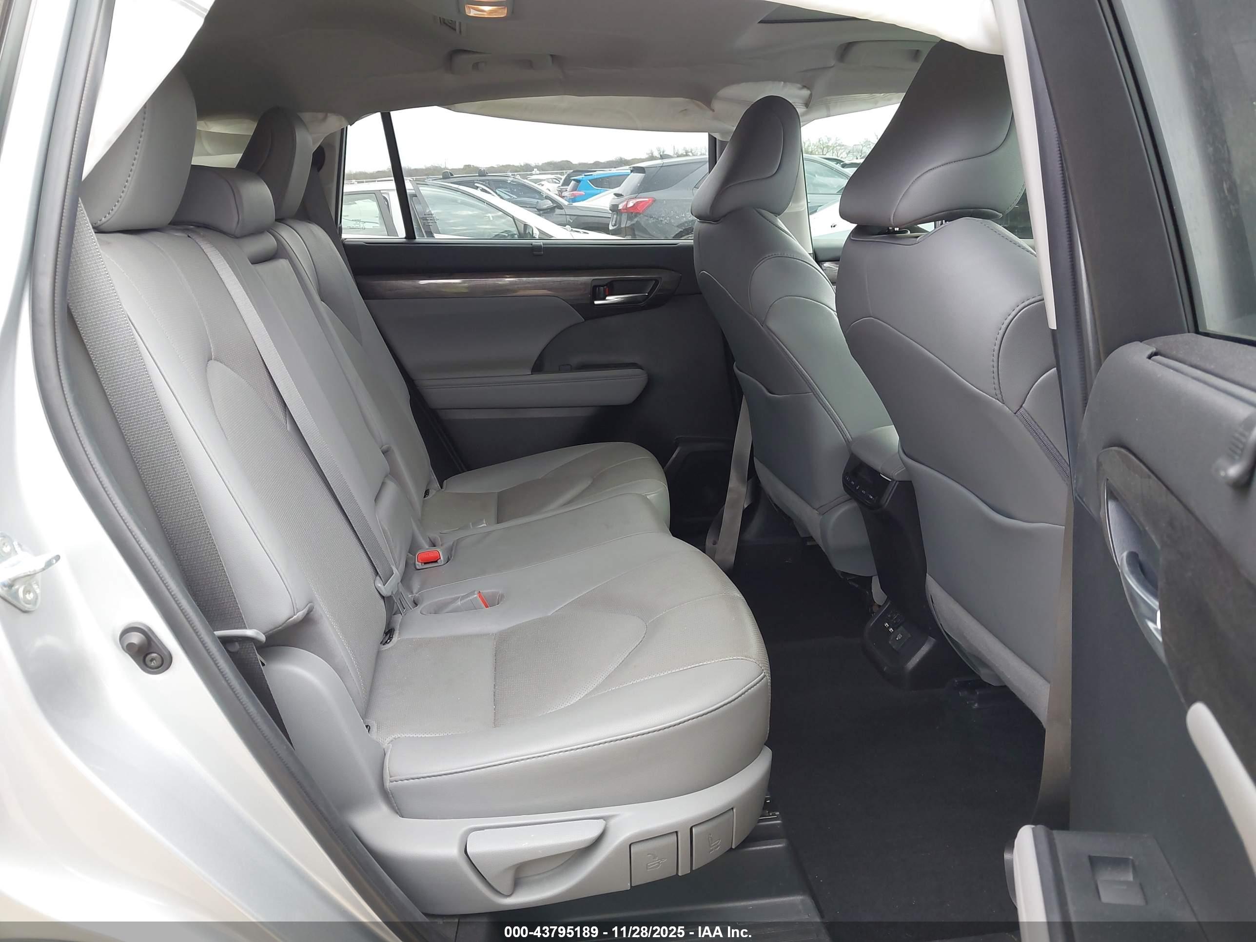 TOYOTA HIGHLANDER image 8