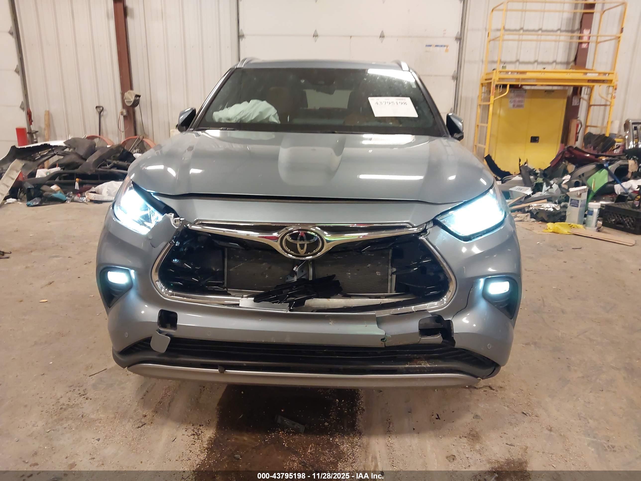 TOYOTA HIGHLANDER image 6