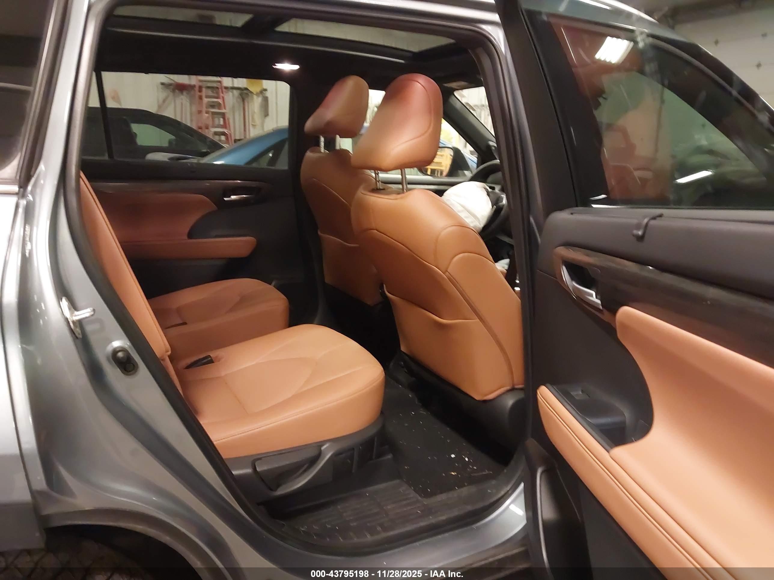 TOYOTA HIGHLANDER image 8