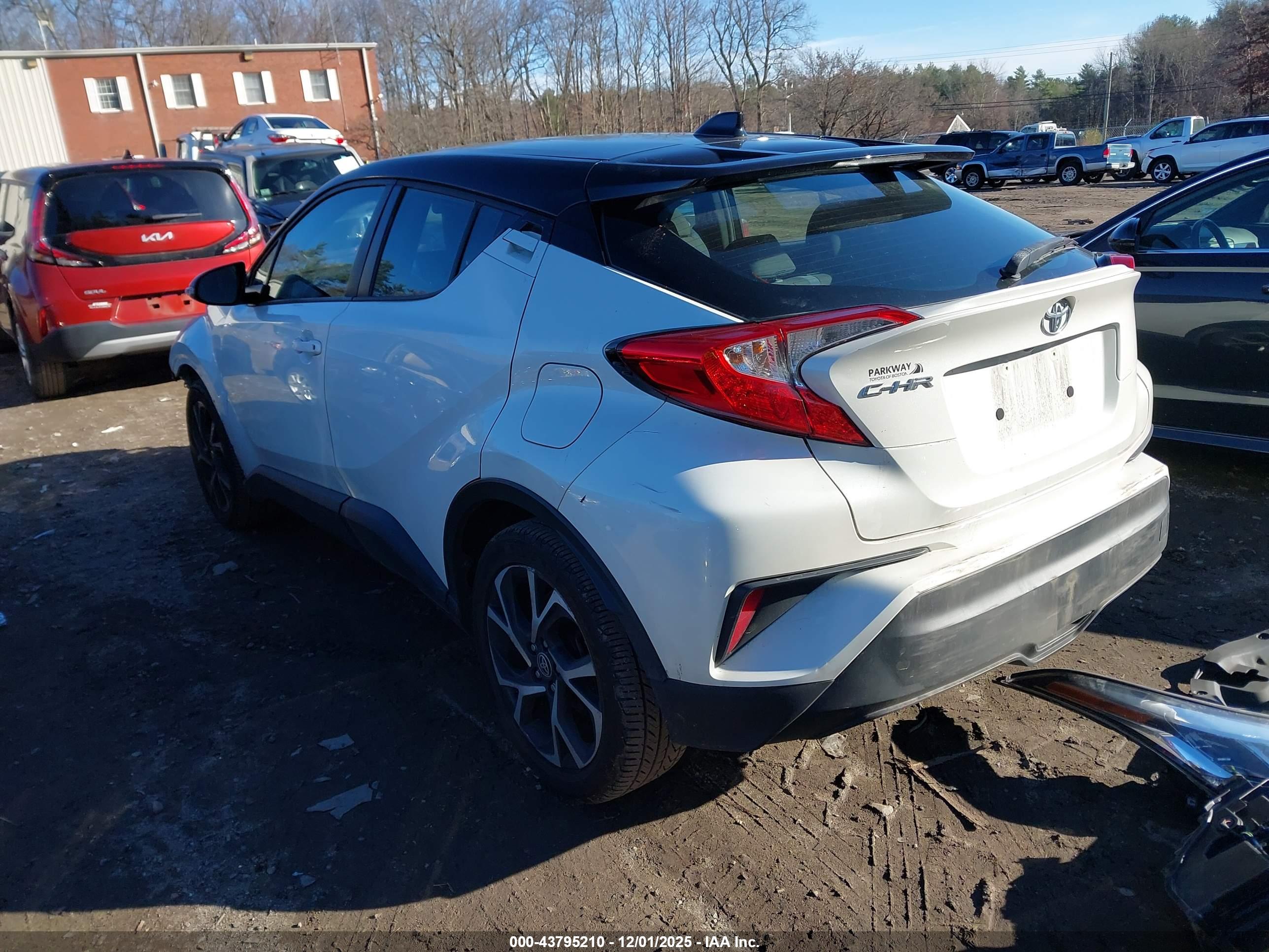 TOYOTA C-HR image 3