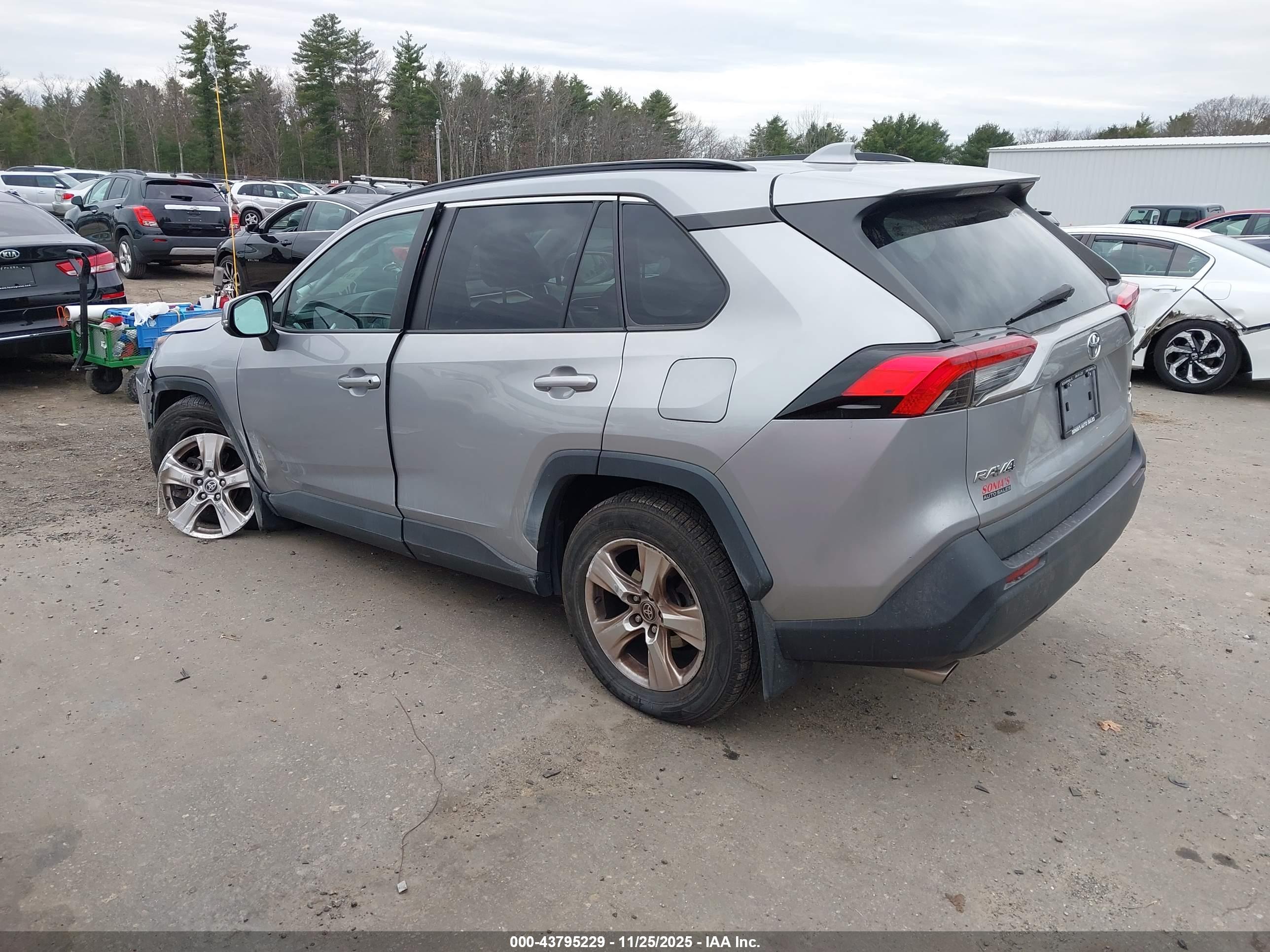 TOYOTA RAV4 image 3