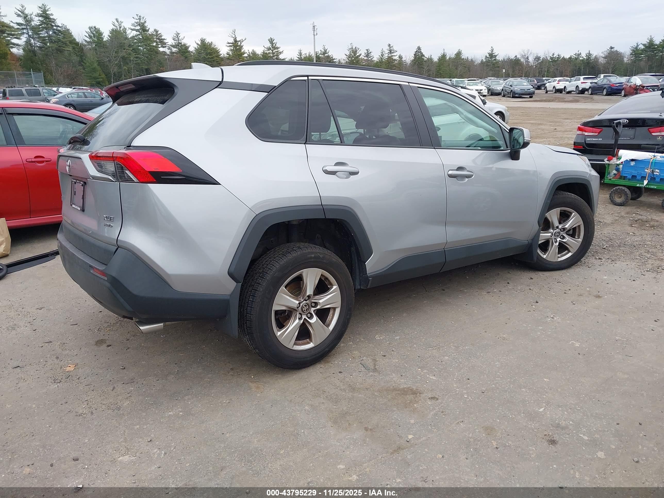 TOYOTA RAV4 image 4