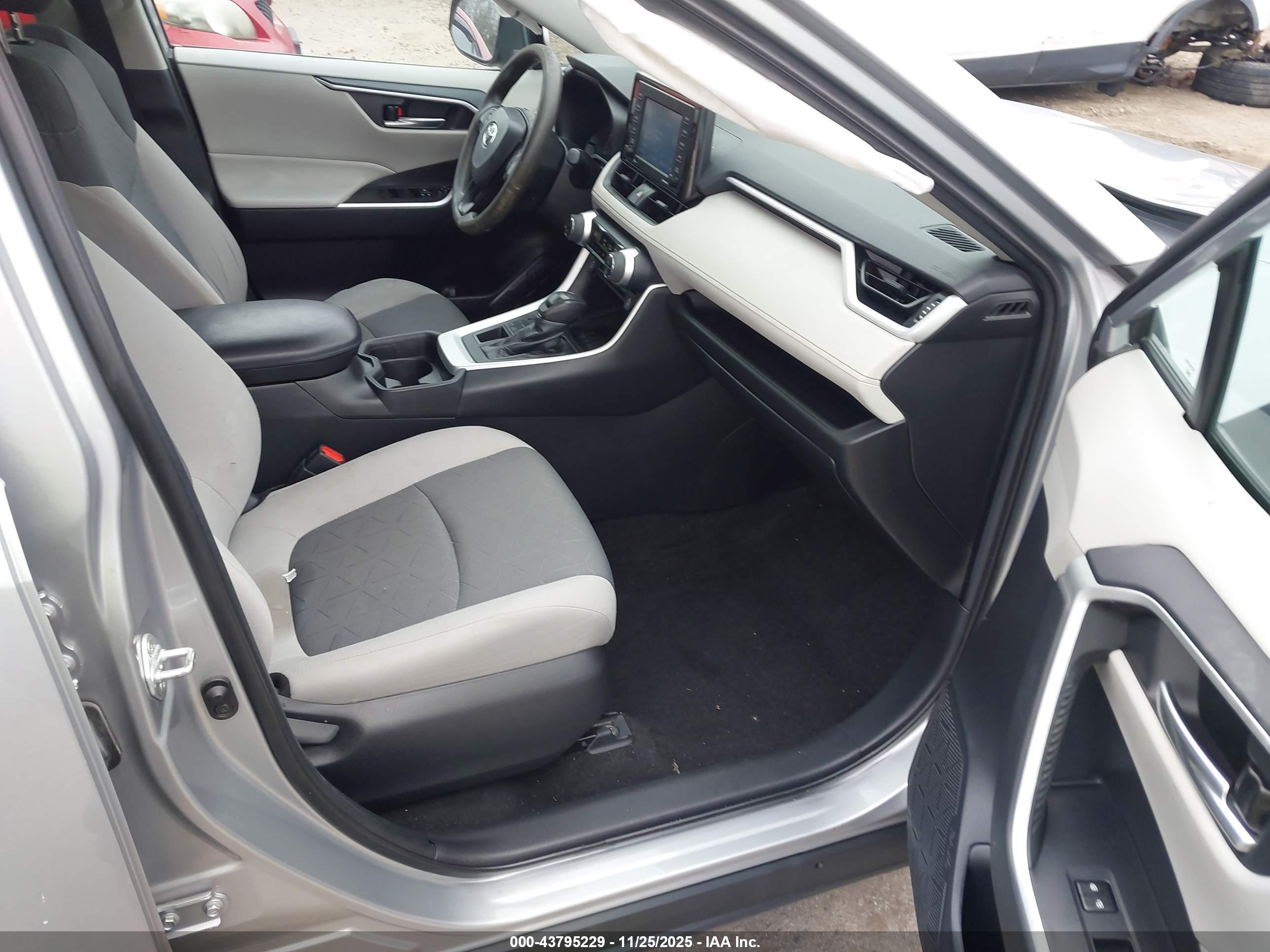 TOYOTA RAV4 image 5