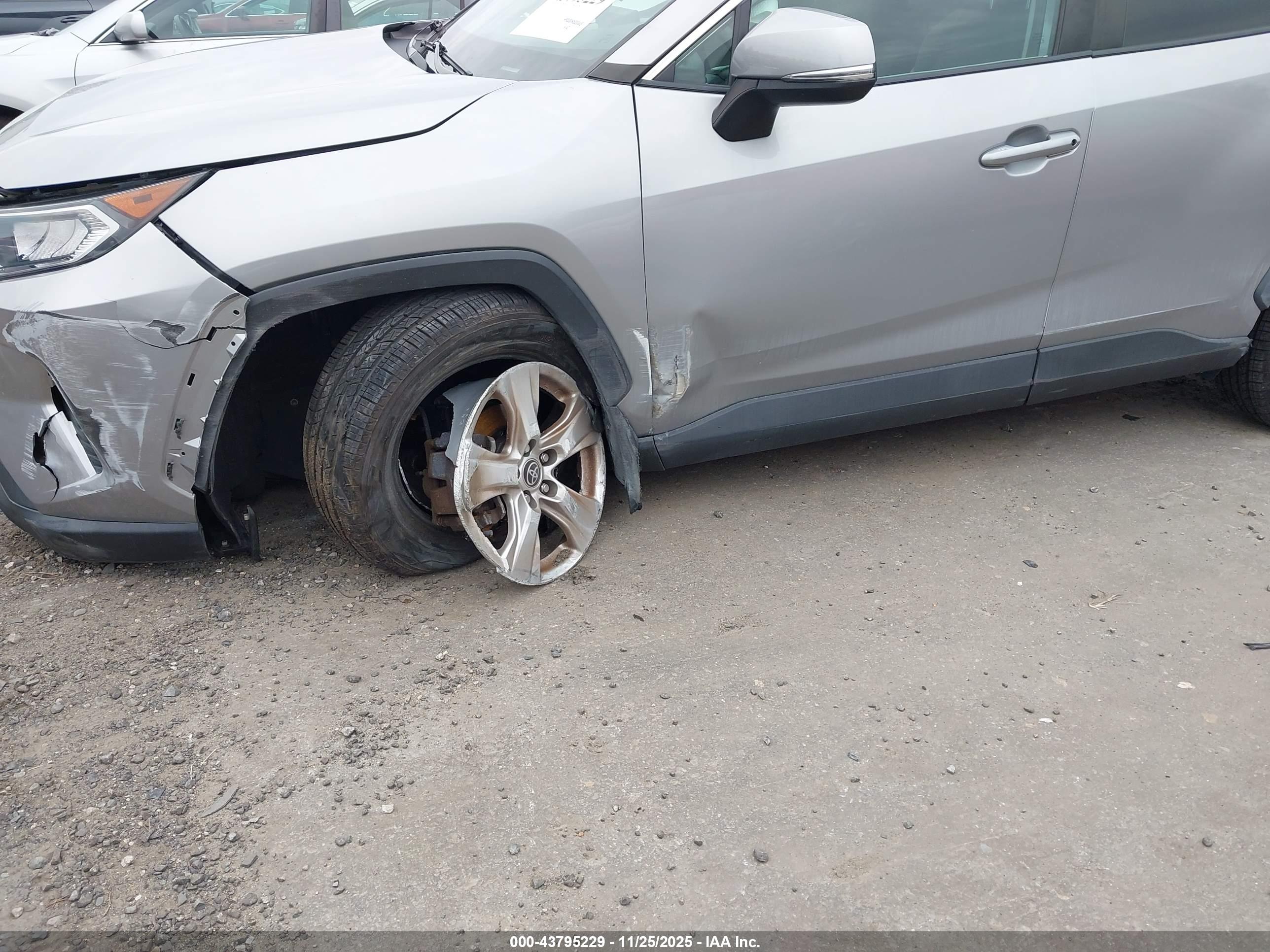 TOYOTA RAV4 image 6