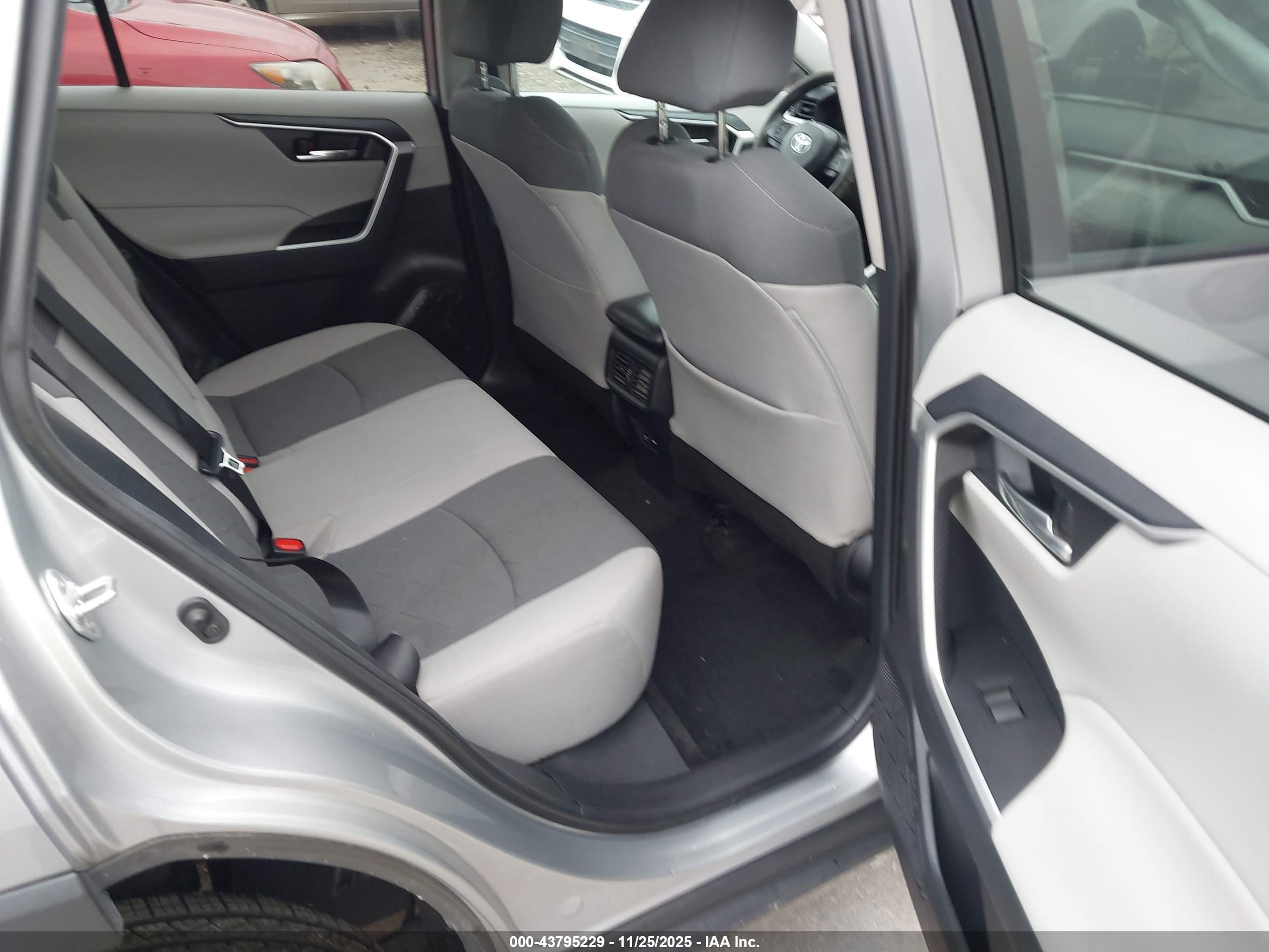 TOYOTA RAV4 image 8