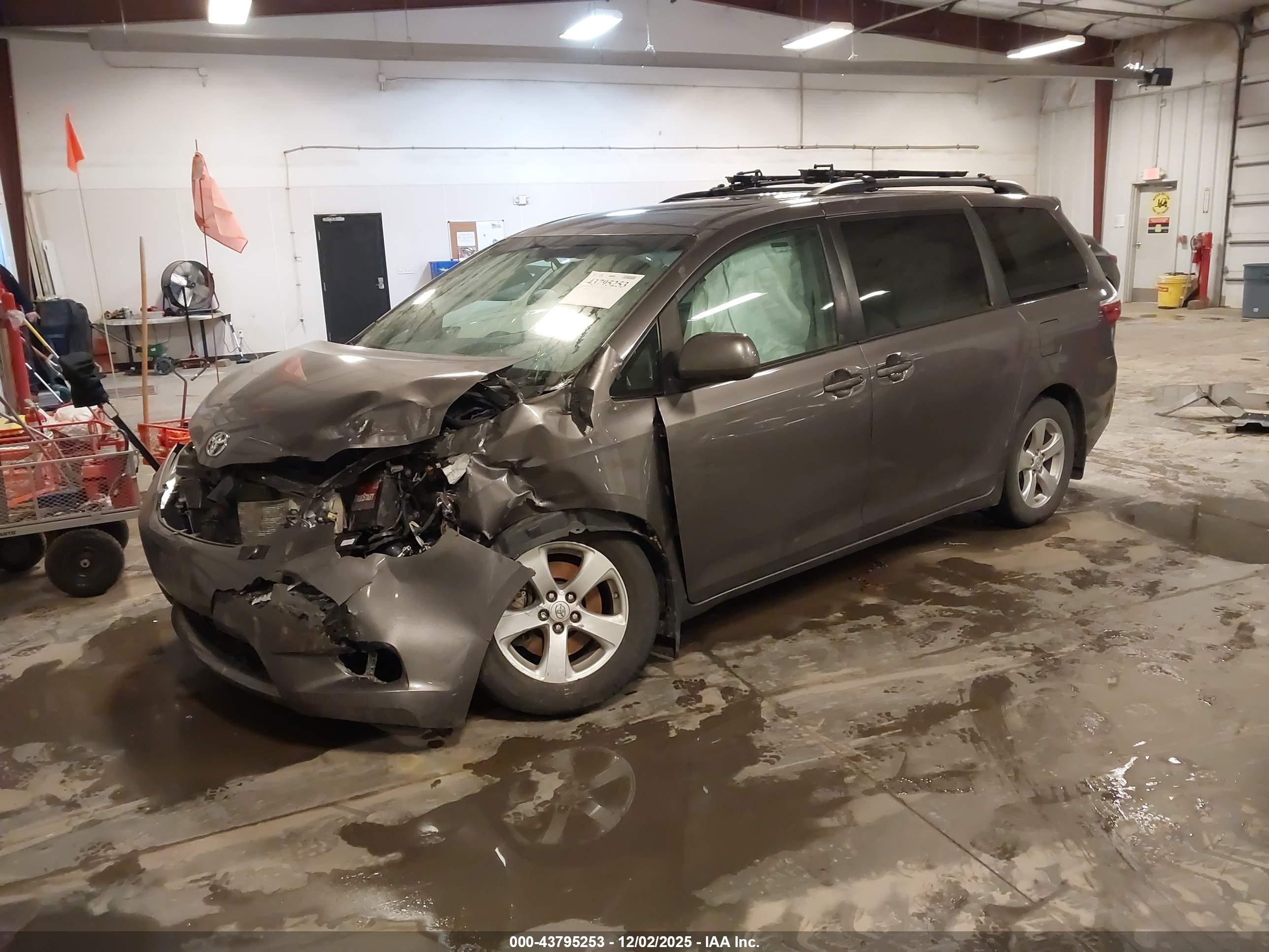 TOYOTA SIENNA image 2