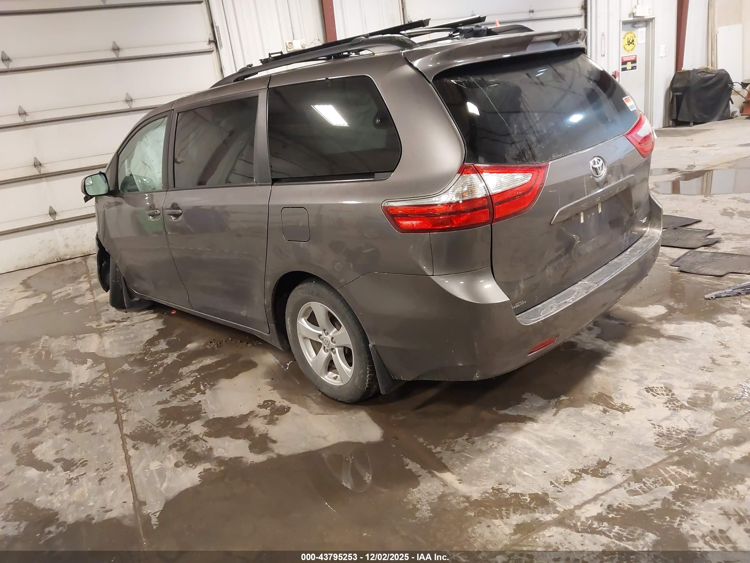 TOYOTA SIENNA image 3